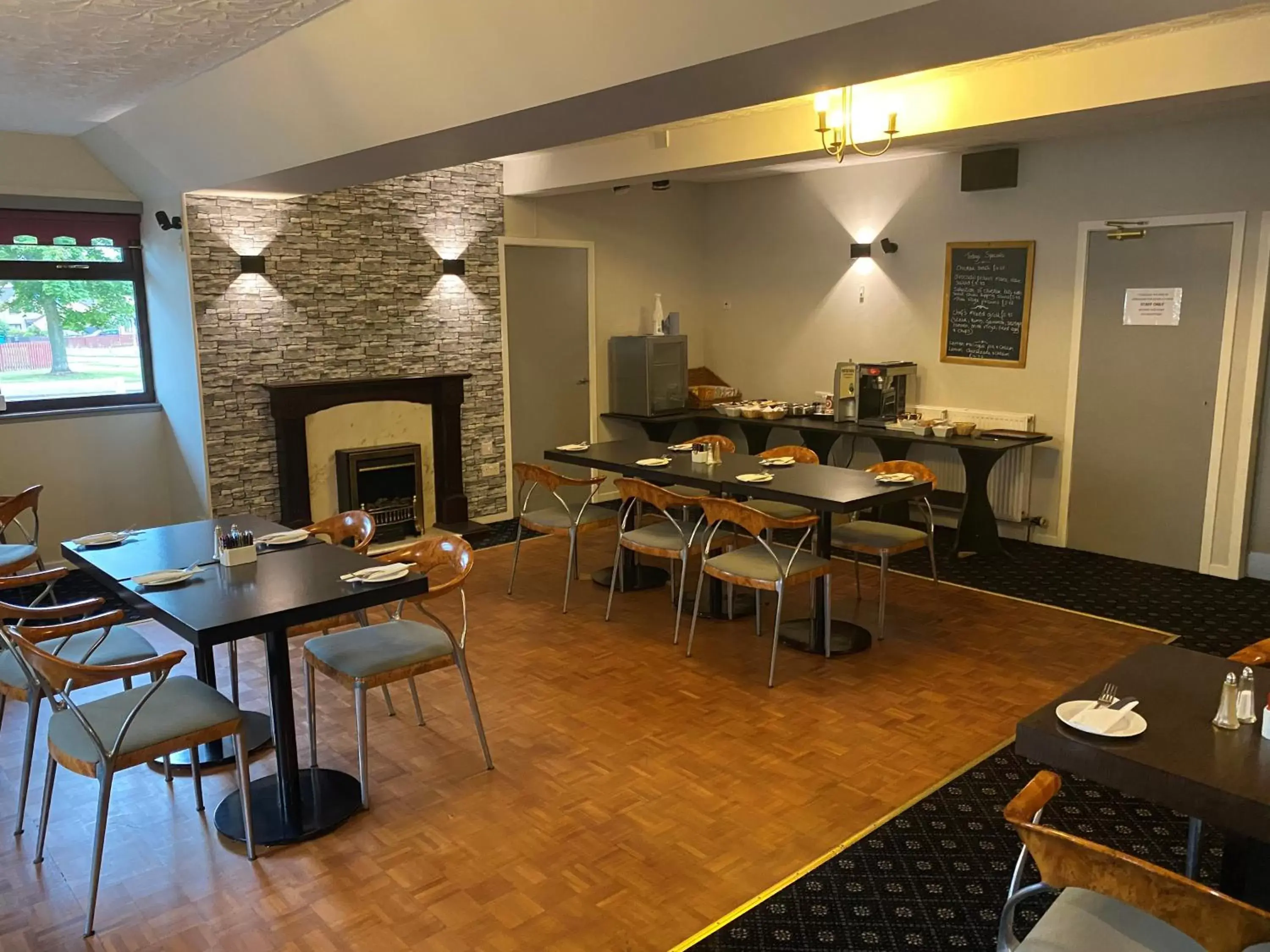 Restaurant/Places to Eat in Smithton Hotel