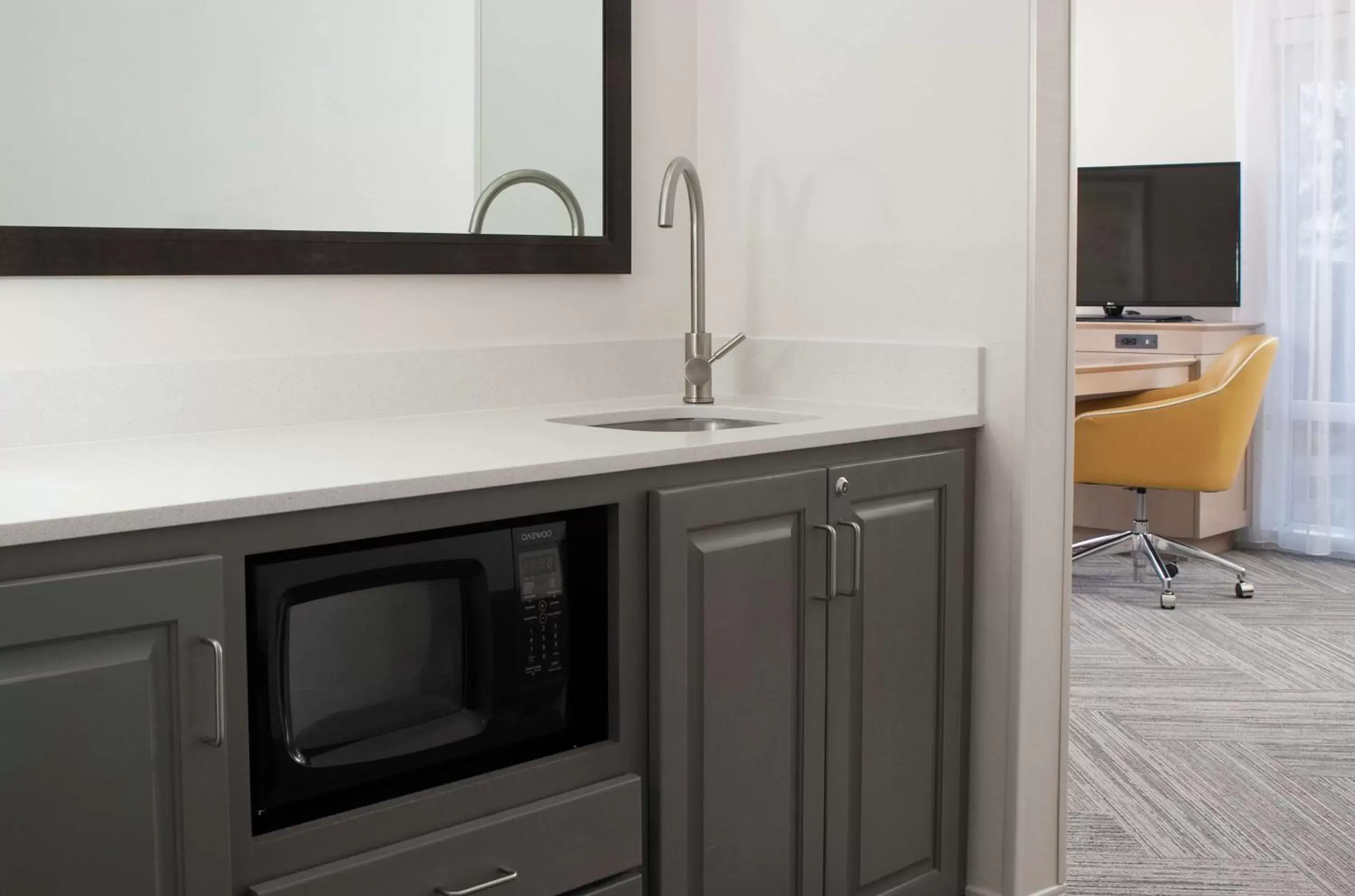 Kitchen or kitchenette, TV/Entertainment Center in Hampton Inn & Suites by Hilton Augusta-Washington Rd