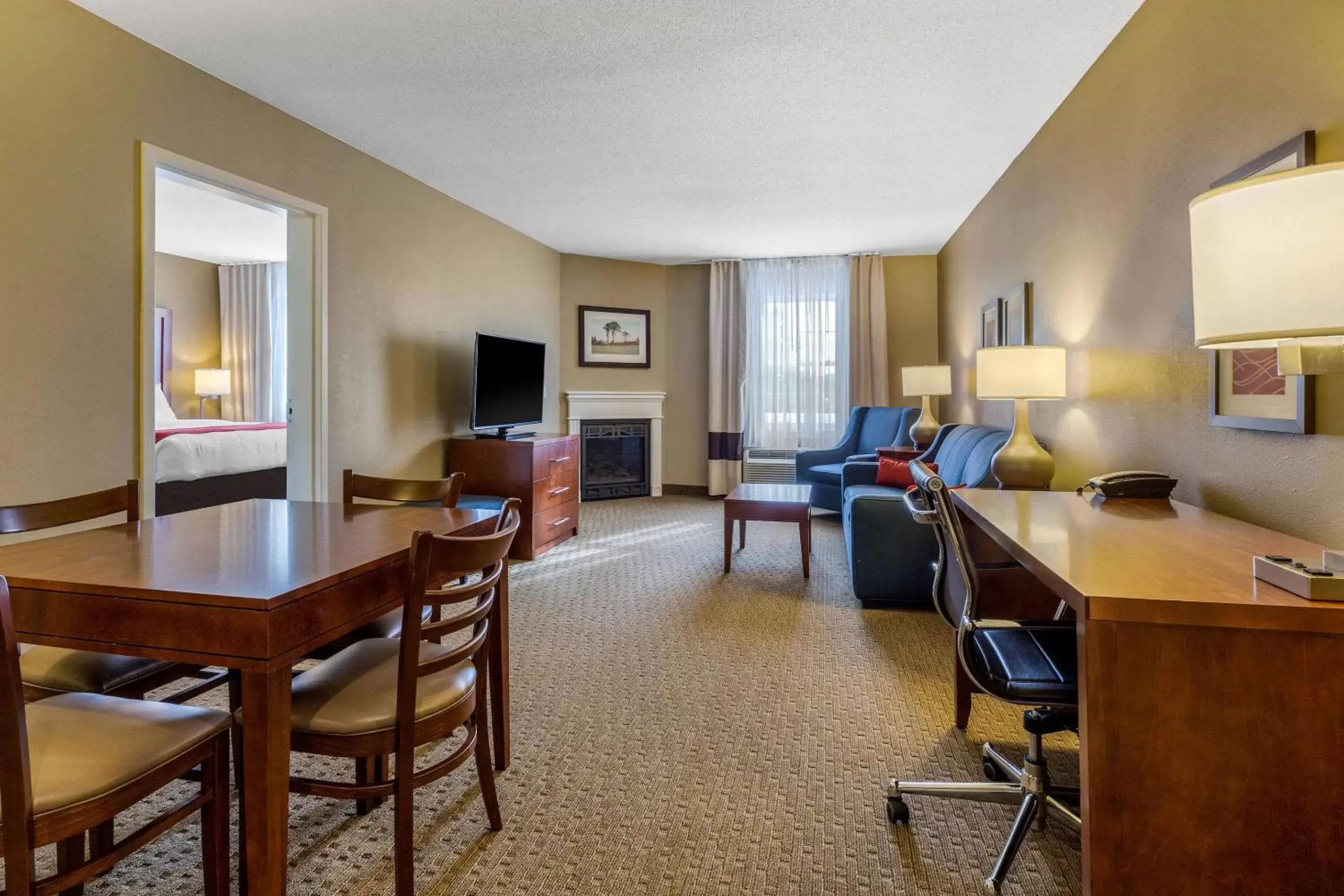 Photo of the whole room, Dining Area in Comfort Inn & Suites