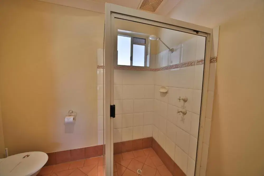 Bathroom in Emerald Explorers Inn