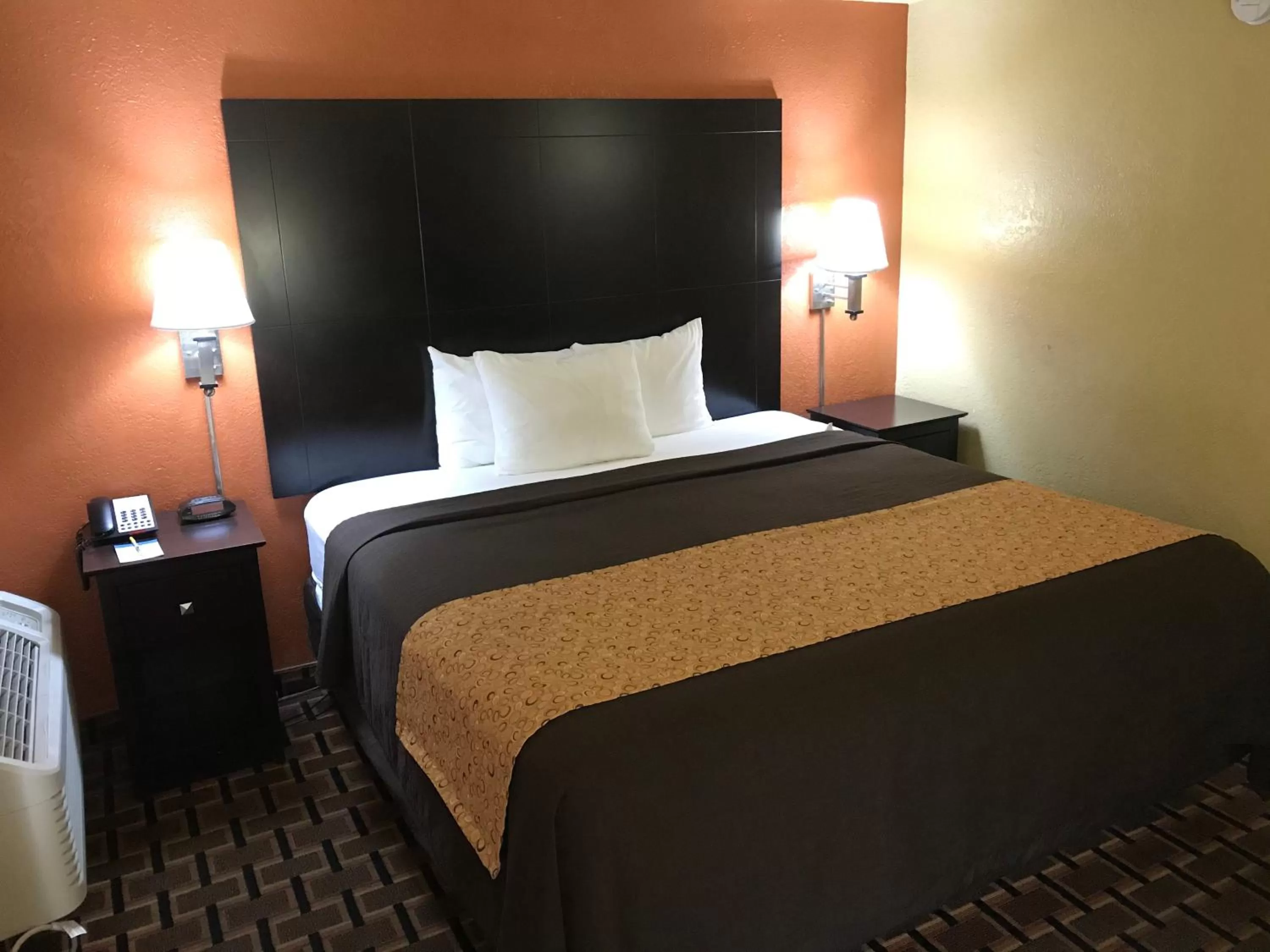 Bed in Days Inn by Wyndham Joplin