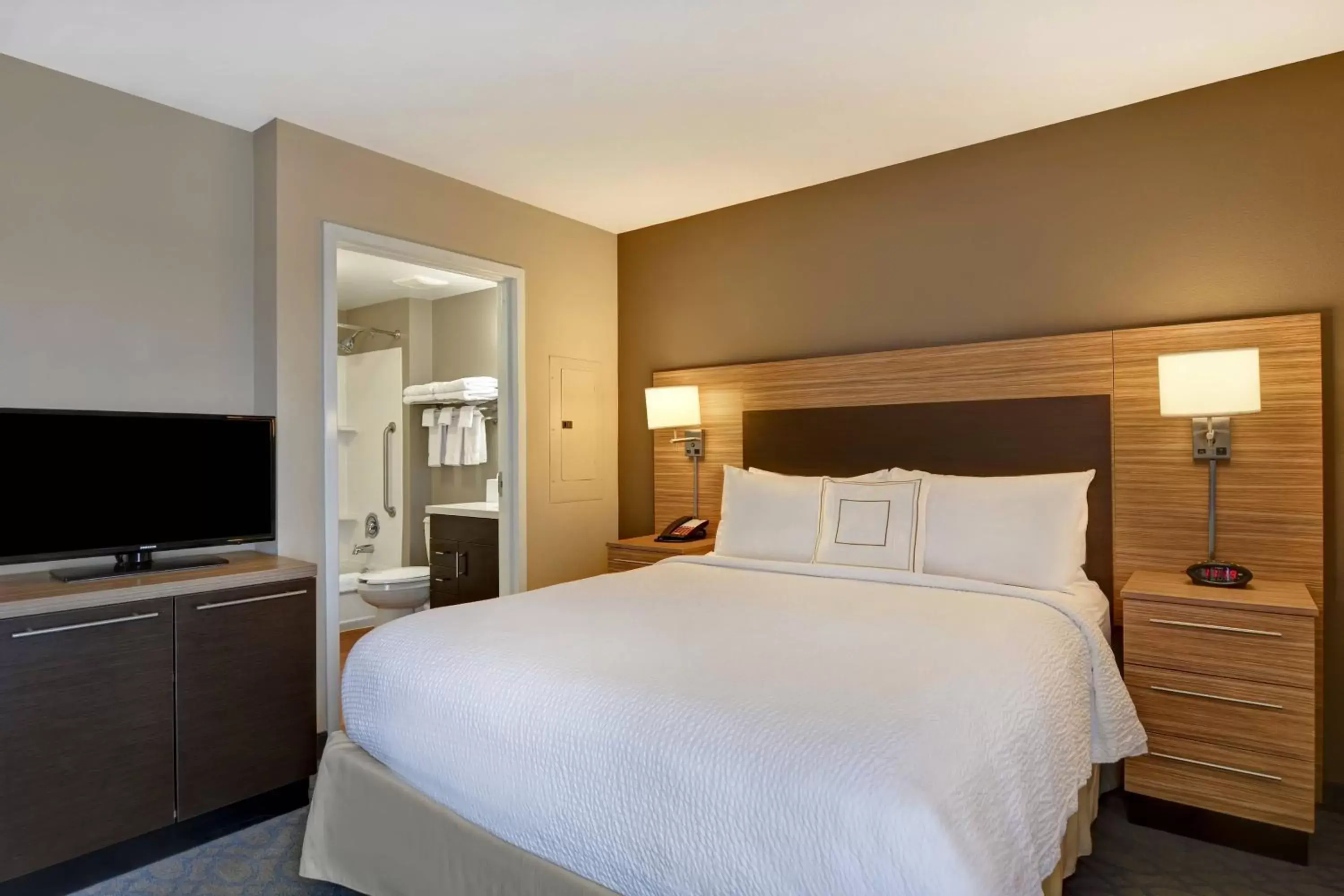 Bedroom, Bed in TownePlace Suites by Marriott Alexandria