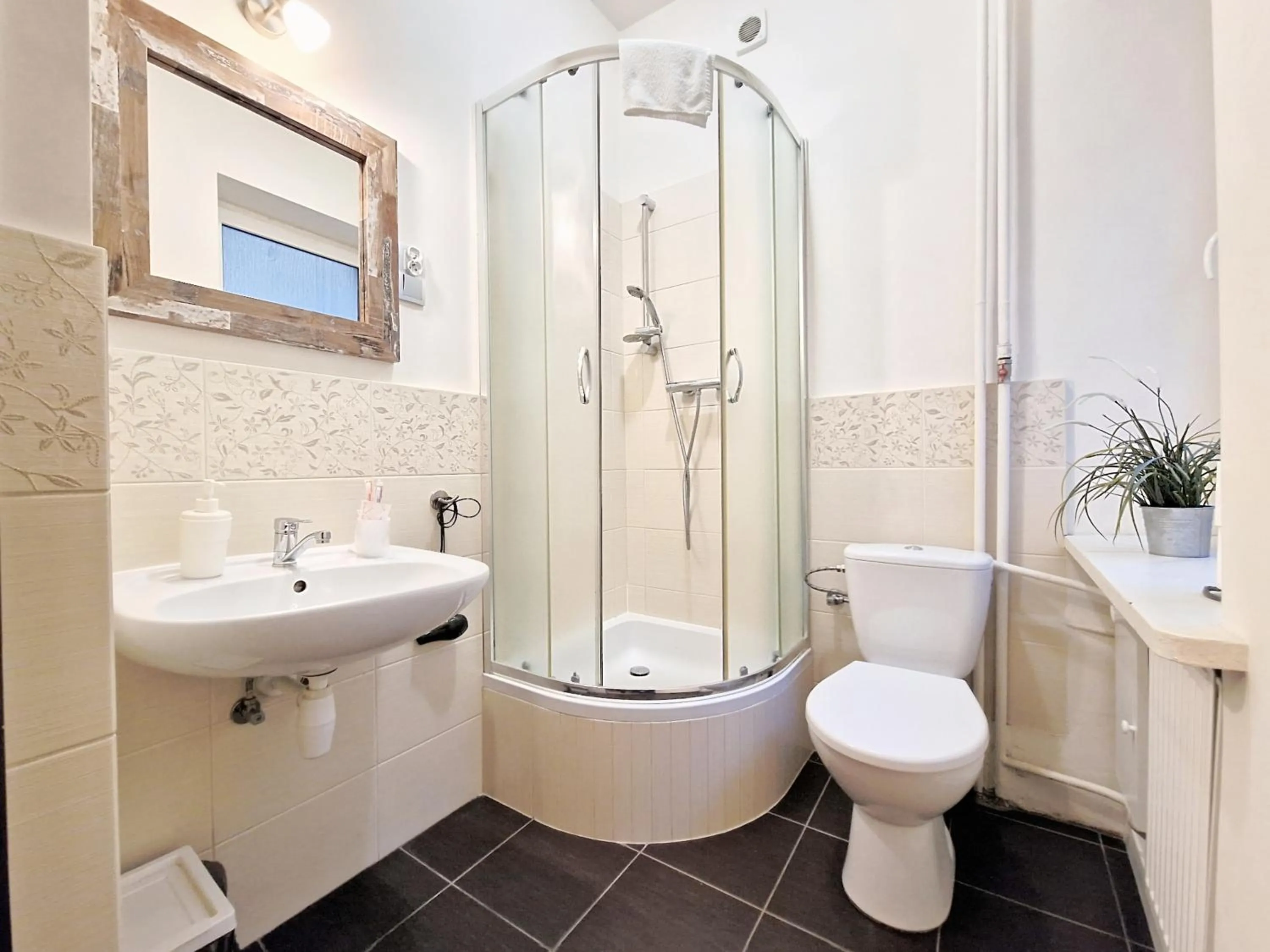 Shower in Hostel Helvetia Rooms Warsaw CITY CENTER and OLD TOWN