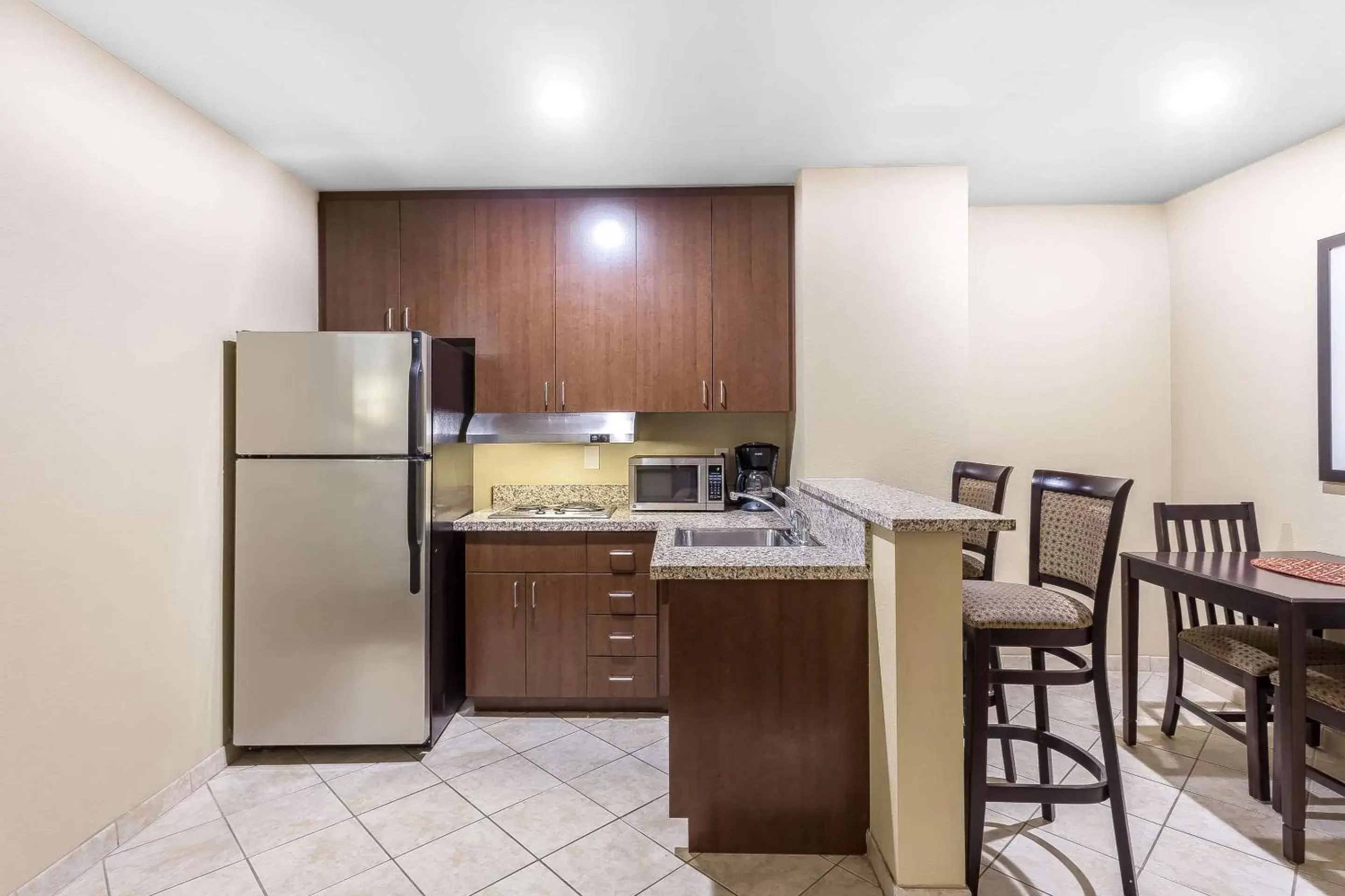 Bedroom, Kitchen/Kitchenette in Comfort Suites Charleston West Ashley