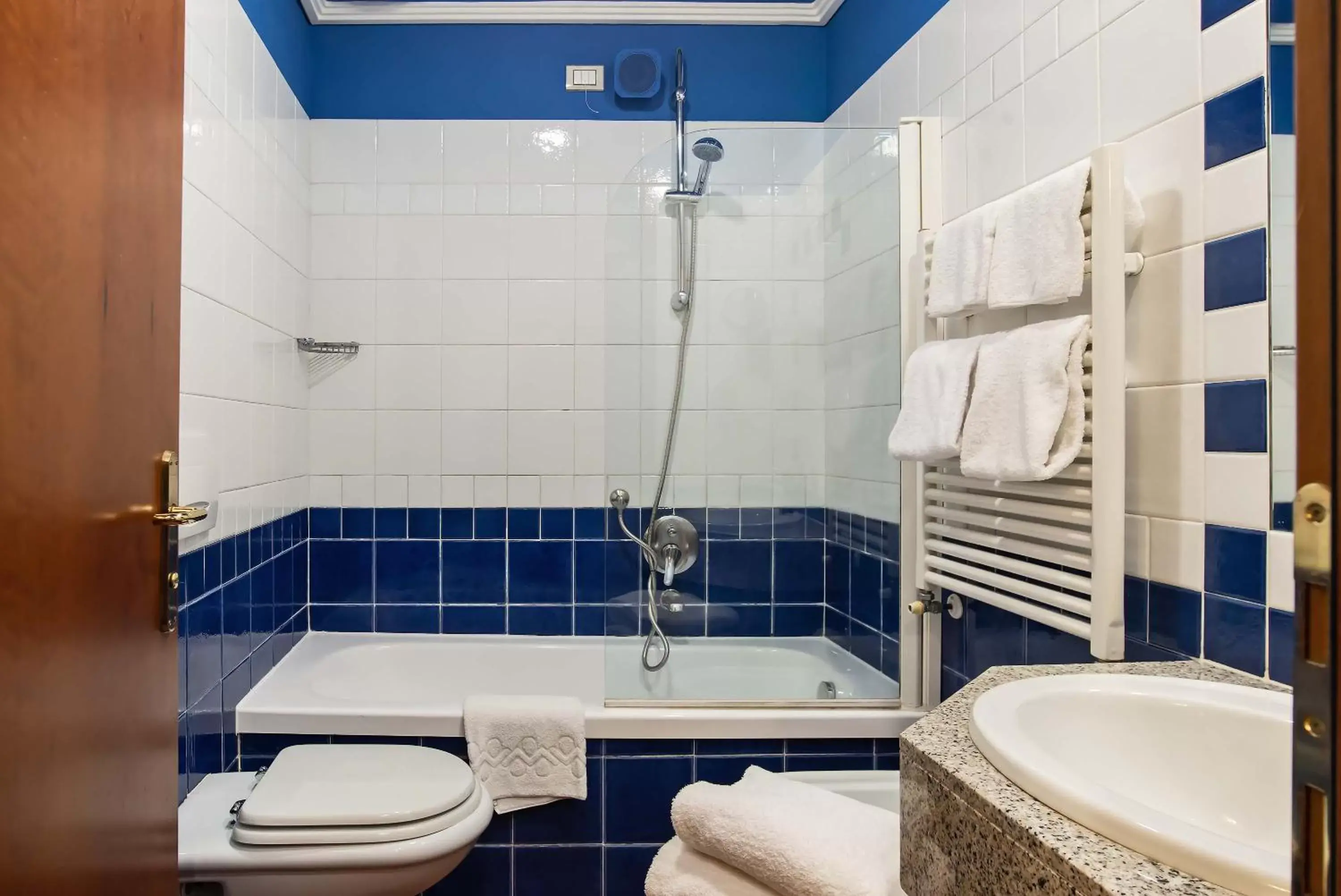 Shower, Bathroom in Hotel Porta Faenza