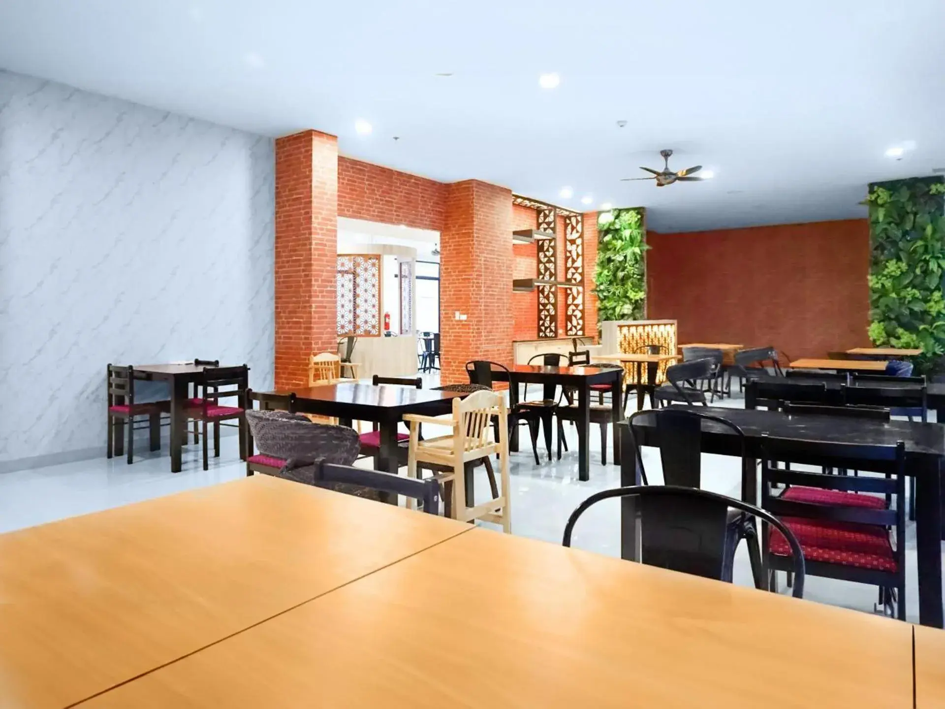 Restaurant/Places to Eat in Phoenix Hotel Karon Beach