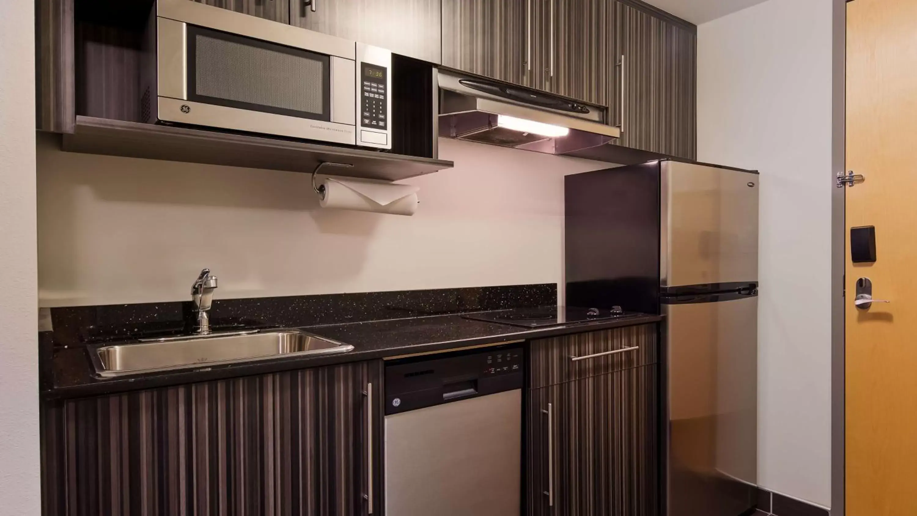 Photo of the whole room, Kitchen/Kitchenette in Best Western Plus Airport Inn & Suites