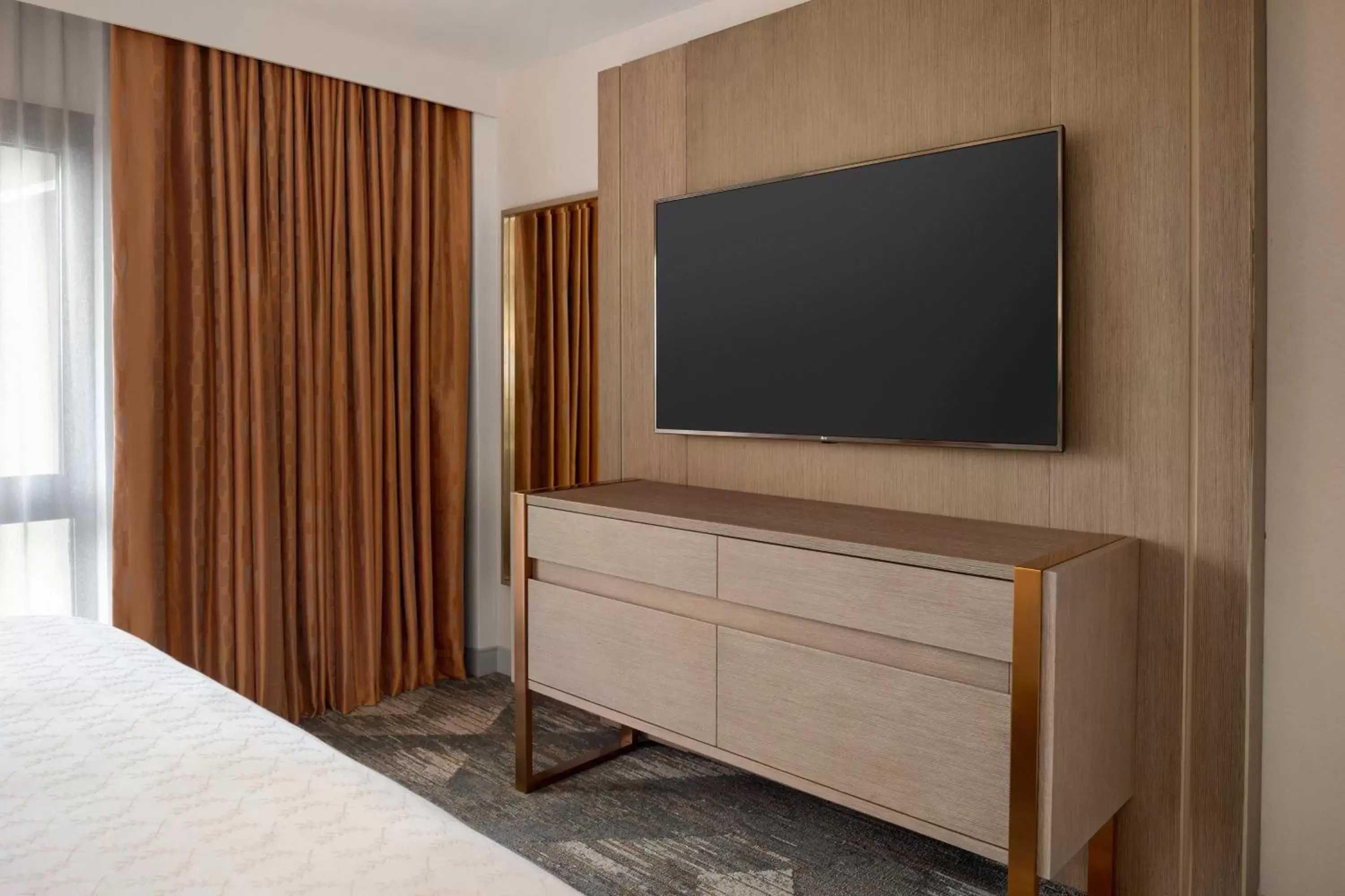 Bedroom, TV/Entertainment Center in Sheraton Madison Hotel