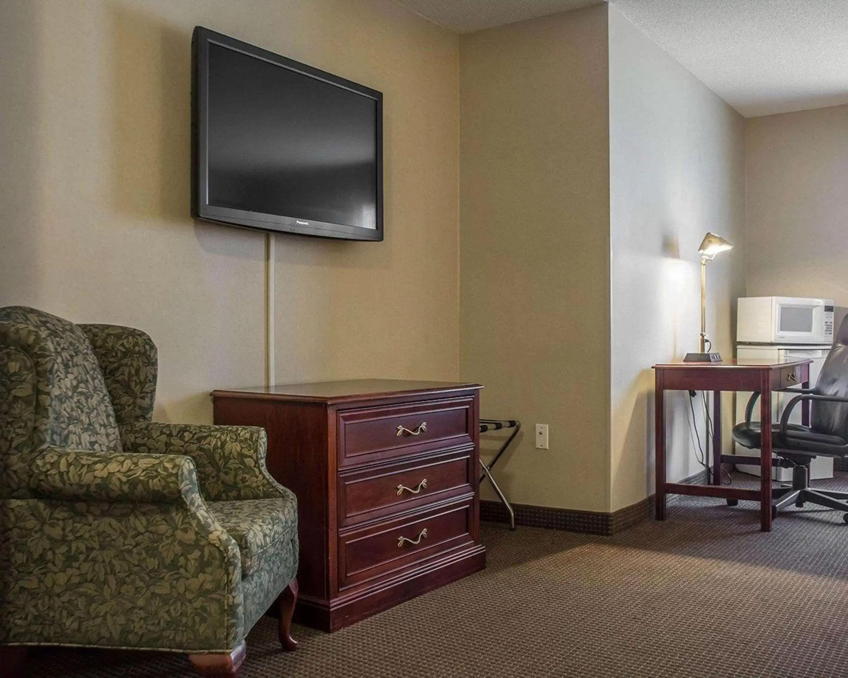 Bedroom, TV/Entertainment Center in Quality Hotel & Suites Woodstock