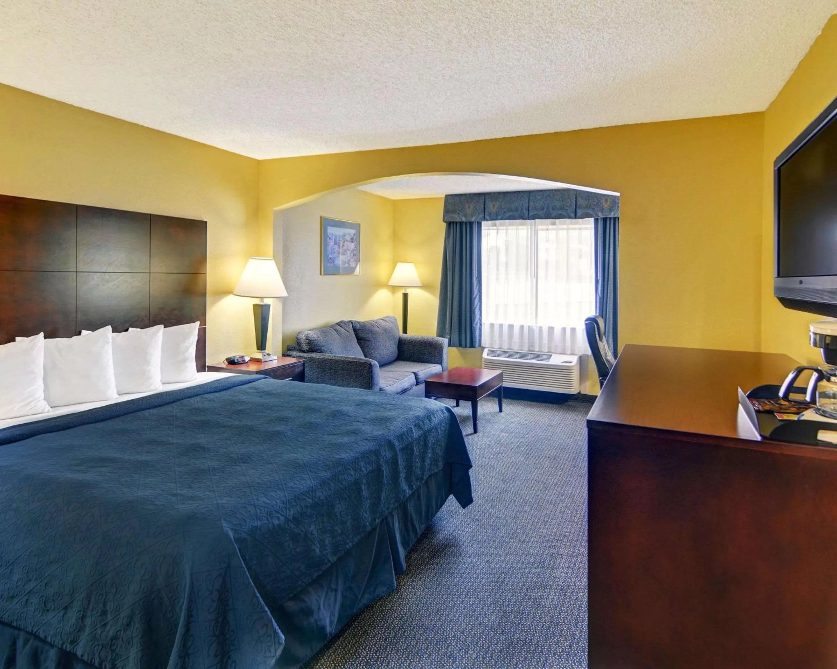 Photo of the whole room, Bed in Quality Inn & Suites Grand Prairie South