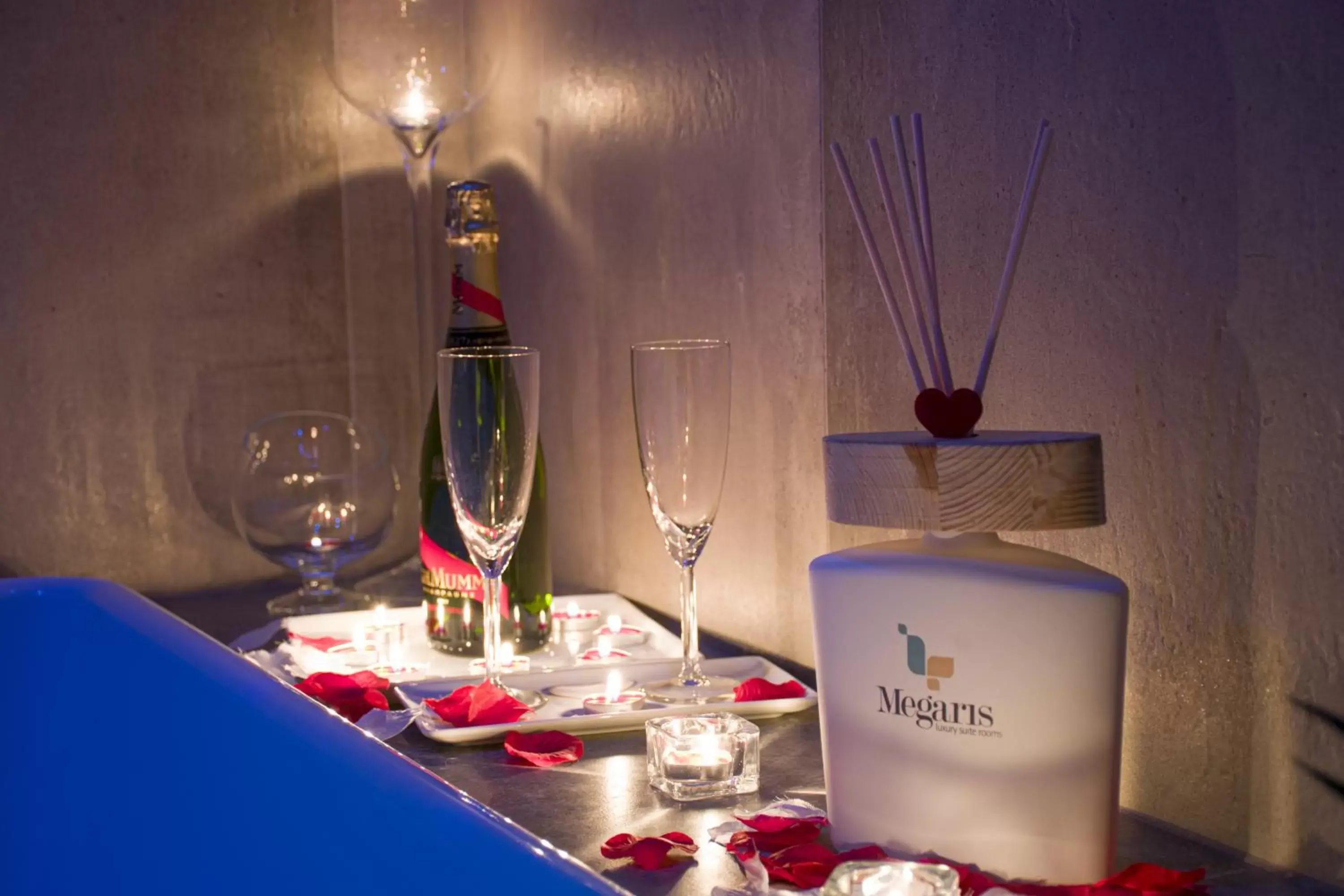 Hot Tub, Drinks in Megaris Luxury Suite Rooms