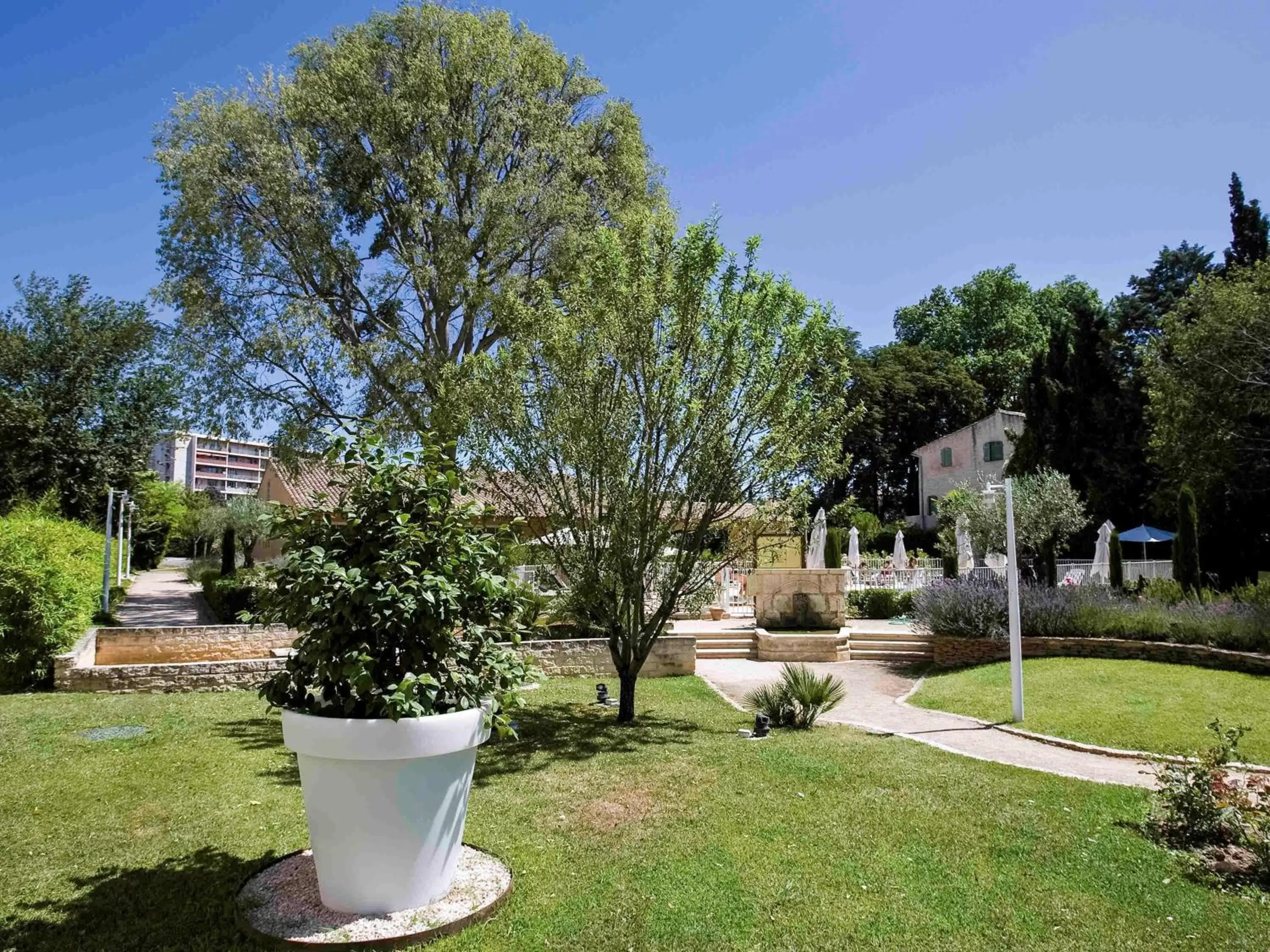 On site, Garden in Novotel Aix-en-Provence Pont de L'Arc