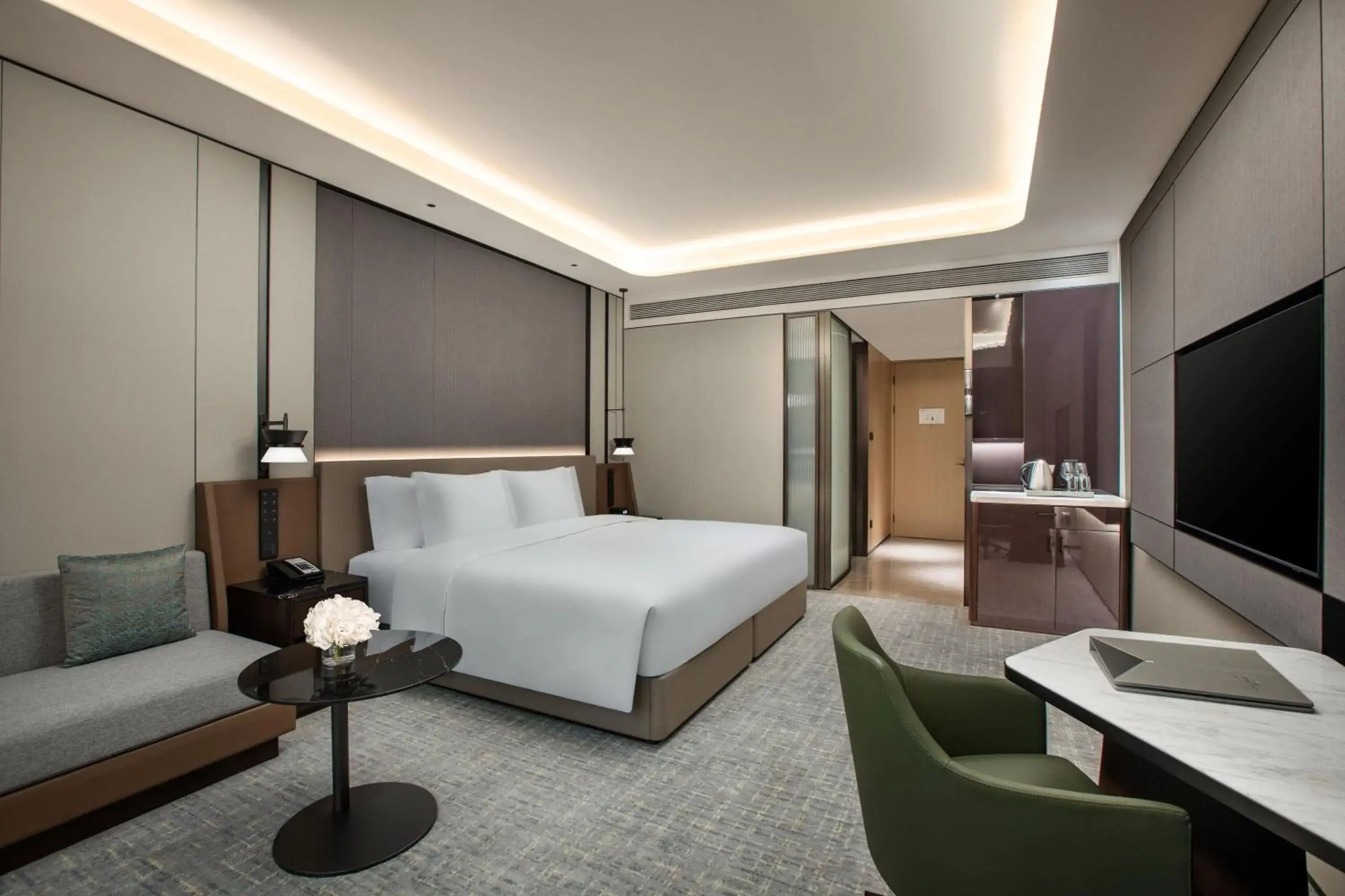 Photo of the whole room, Bed in Crowne Plaza Zhengzhou High Tech Zone, an IHG Hotel