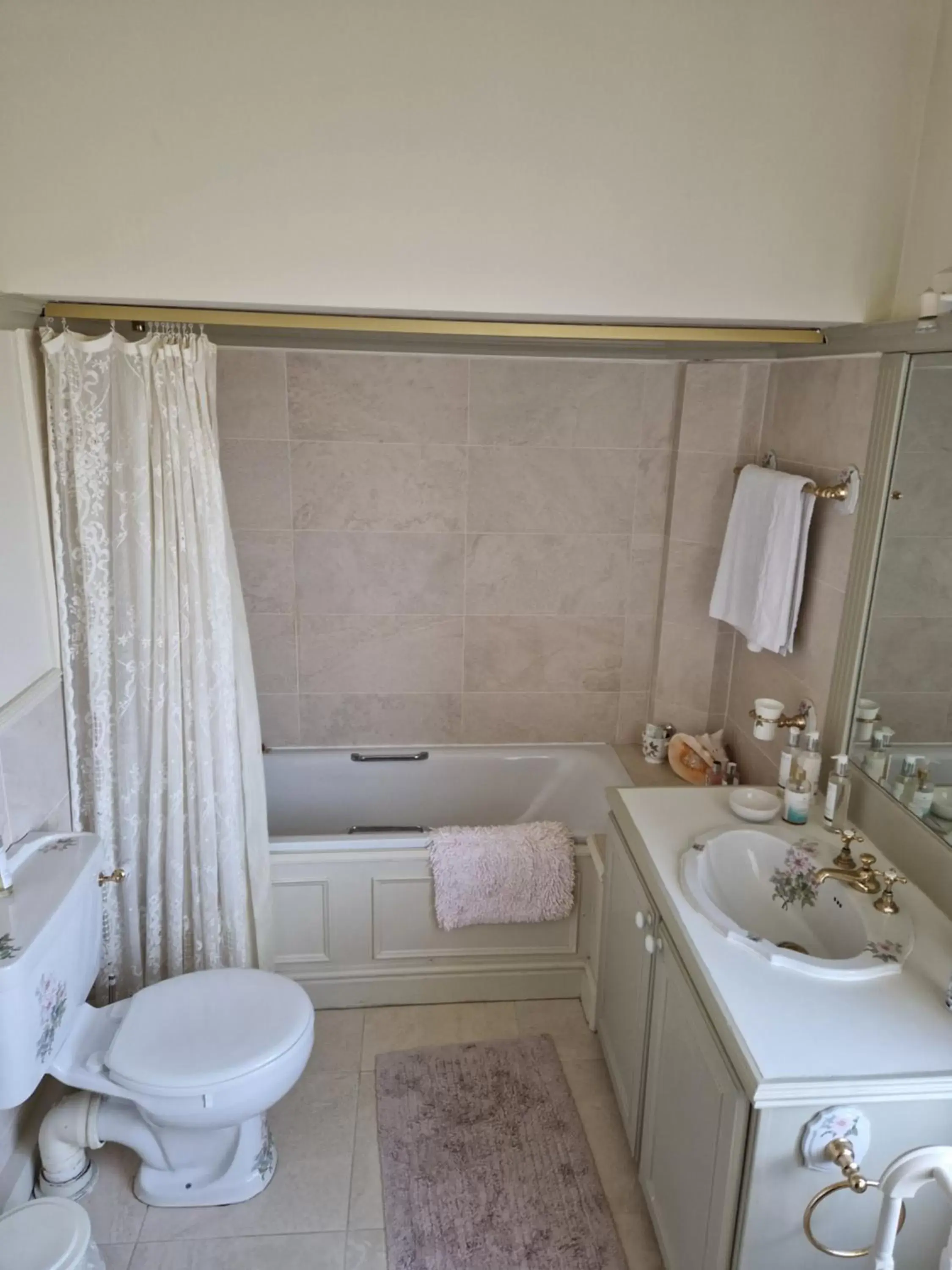 Bathroom in Golborne Manor Bed and Breakfast