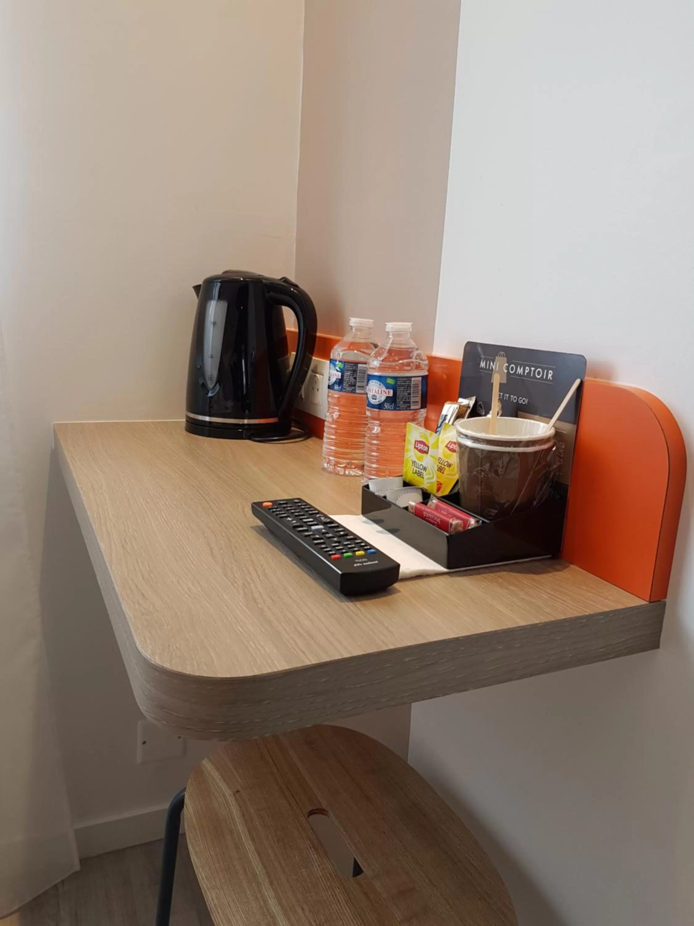 Coffee/tea facilities in Kyriad Hôtel La Fleche