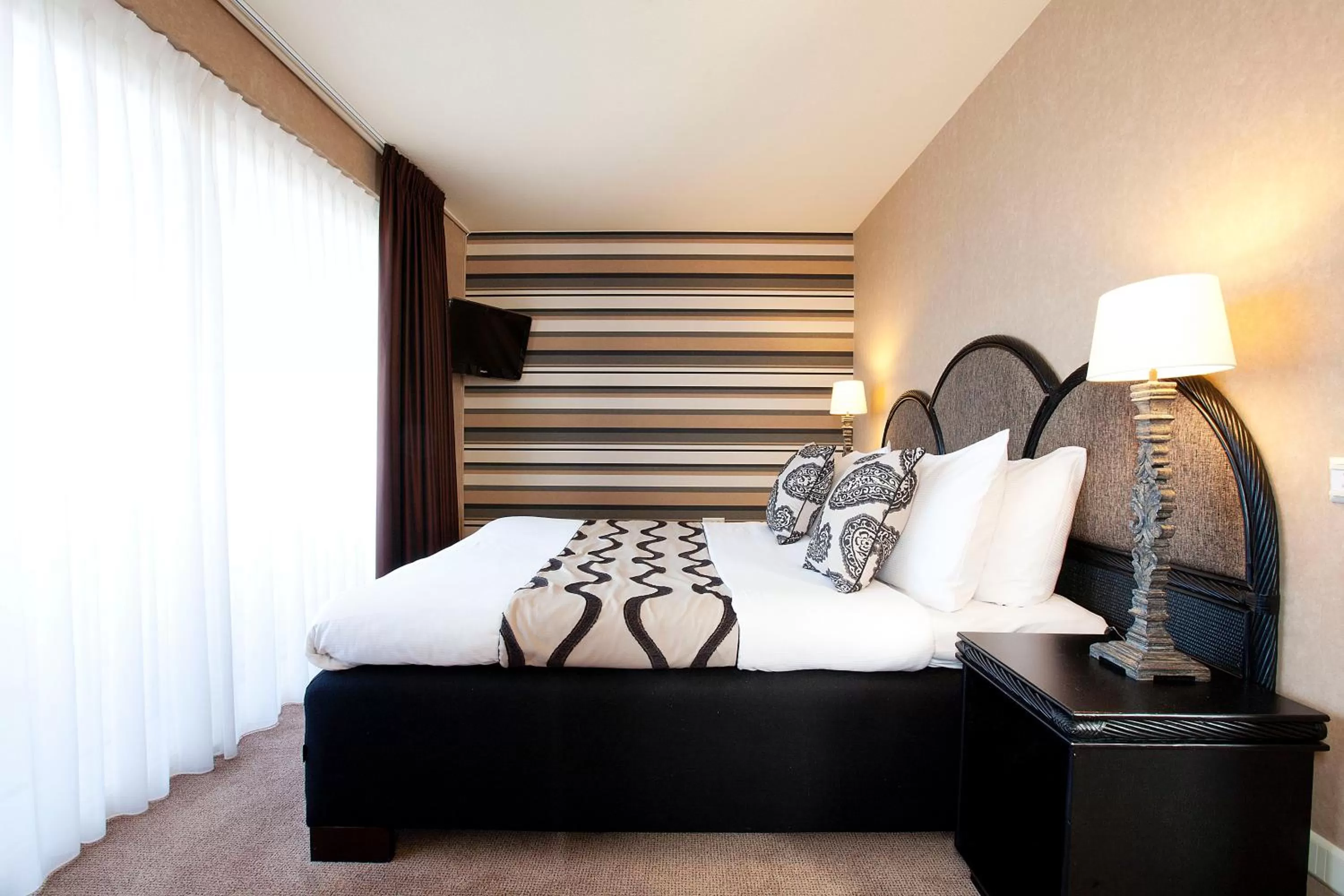 Bed in Carlton Oasis Hotel