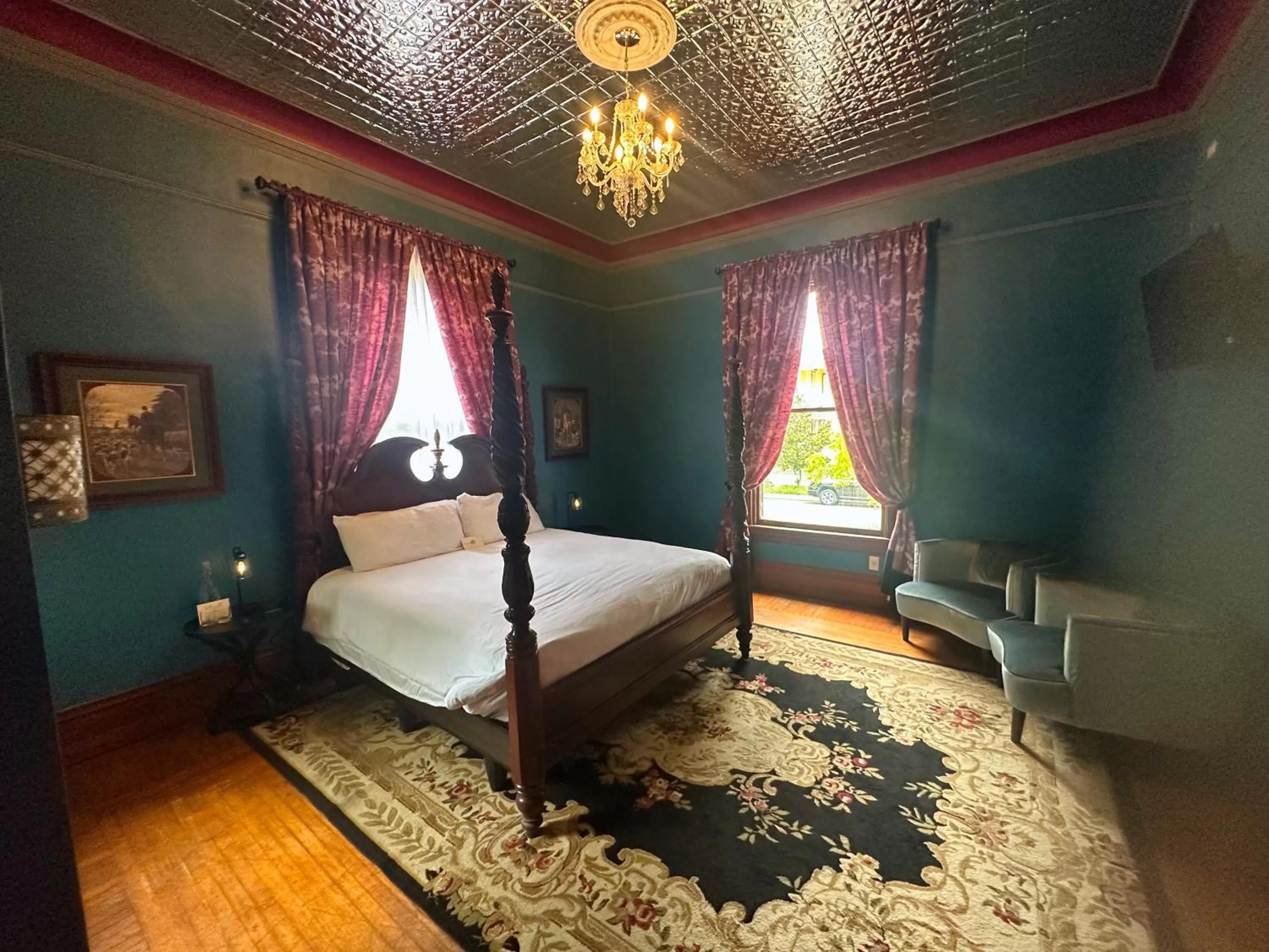 Bed in The Mansion on 17th, formerly Schaefer Haus