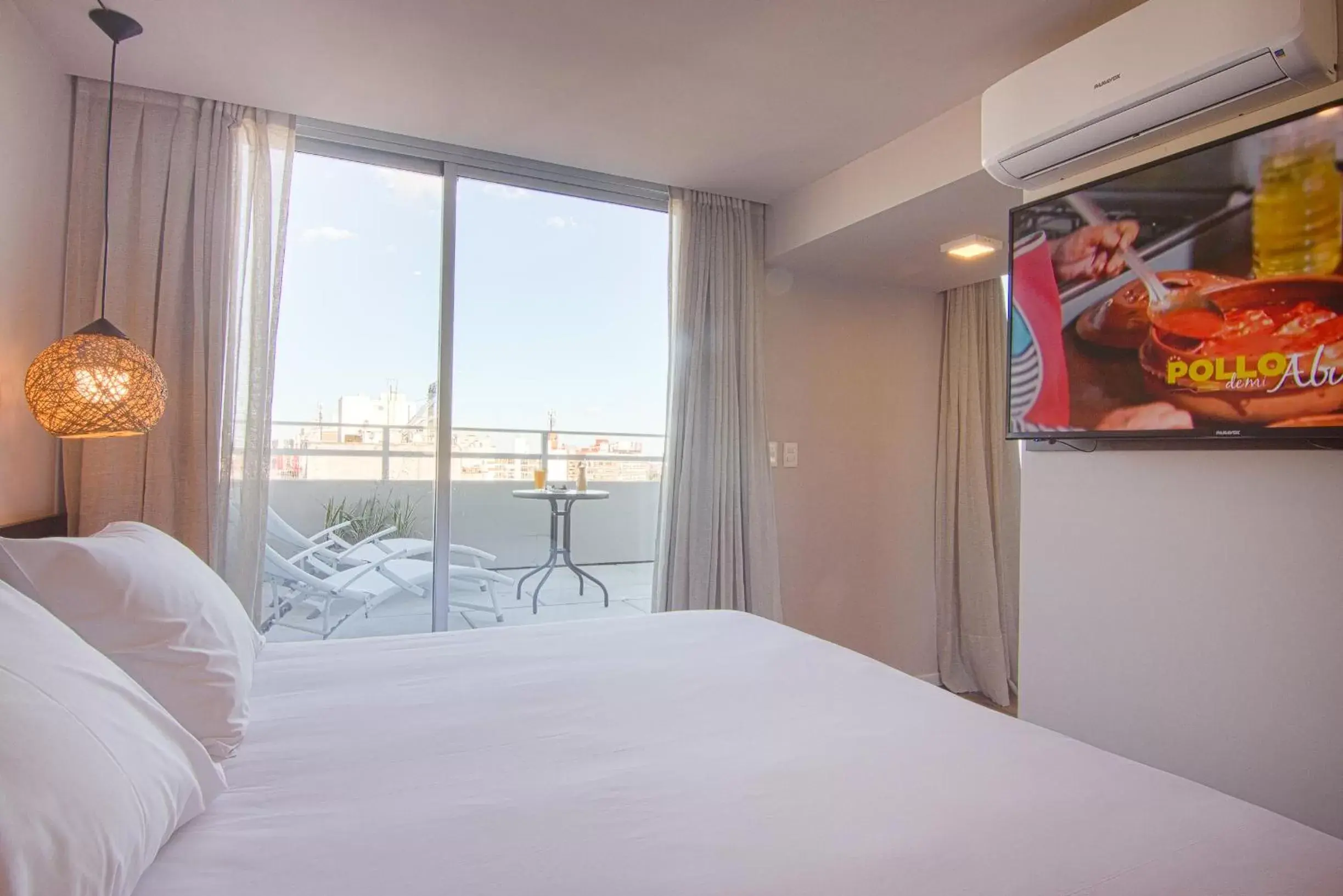 Bed, TV/Entertainment Center in Hotel Ciudadano Suites