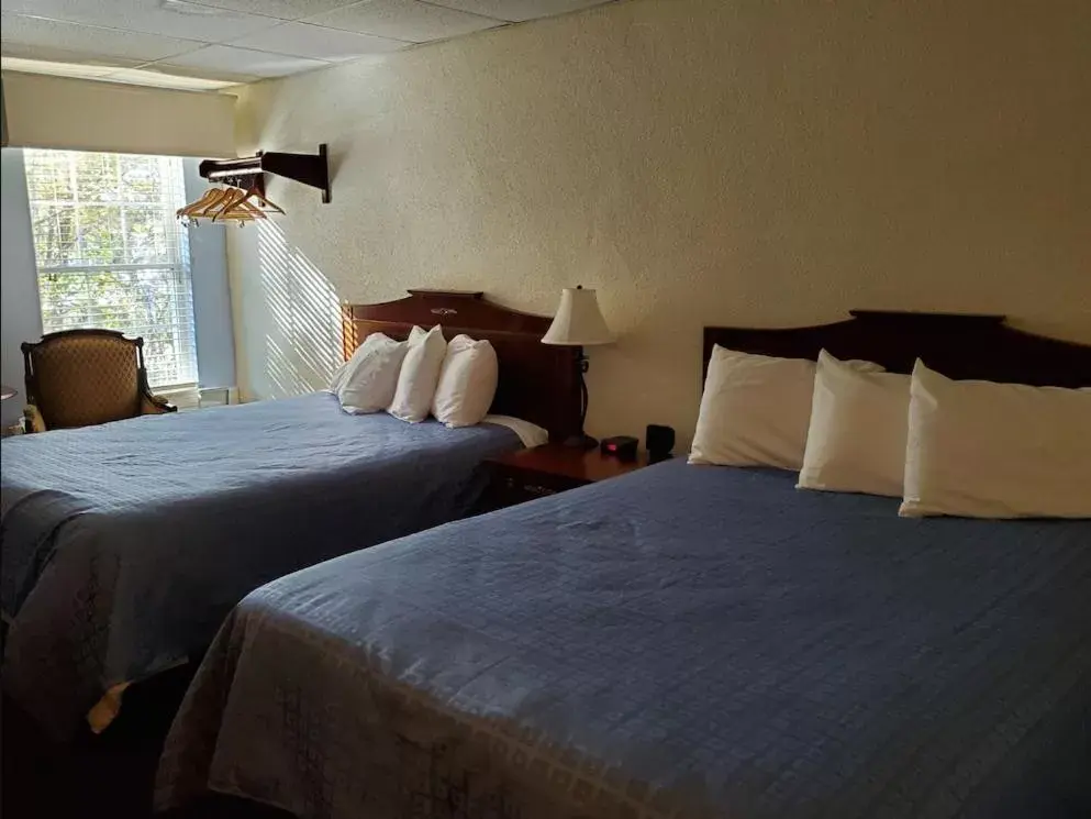 Bedroom, Bed in Fireside Inn and Suites Bangor