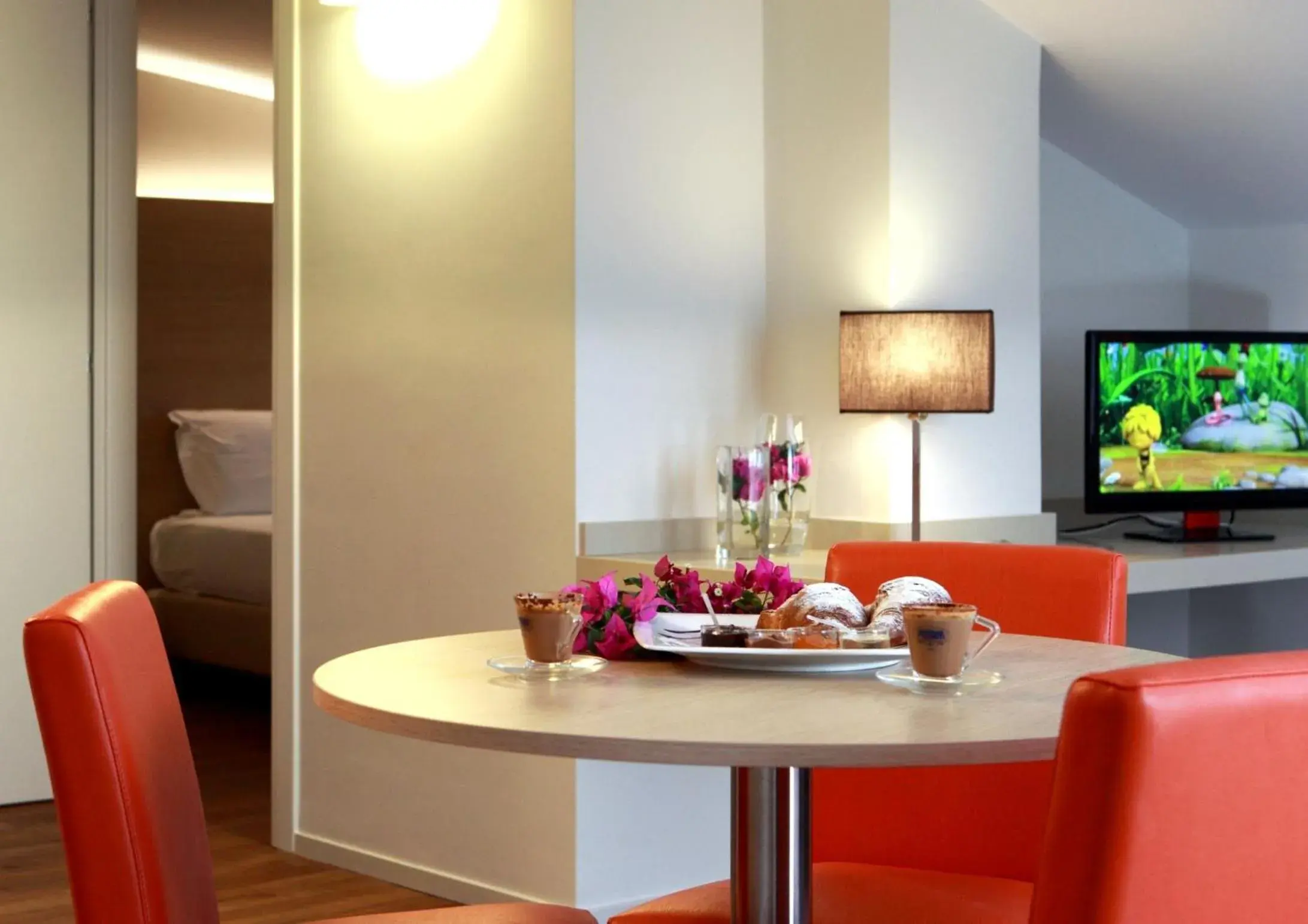 Photo of the whole room, TV/Entertainment Center in Hotel Colonne - Alihotels