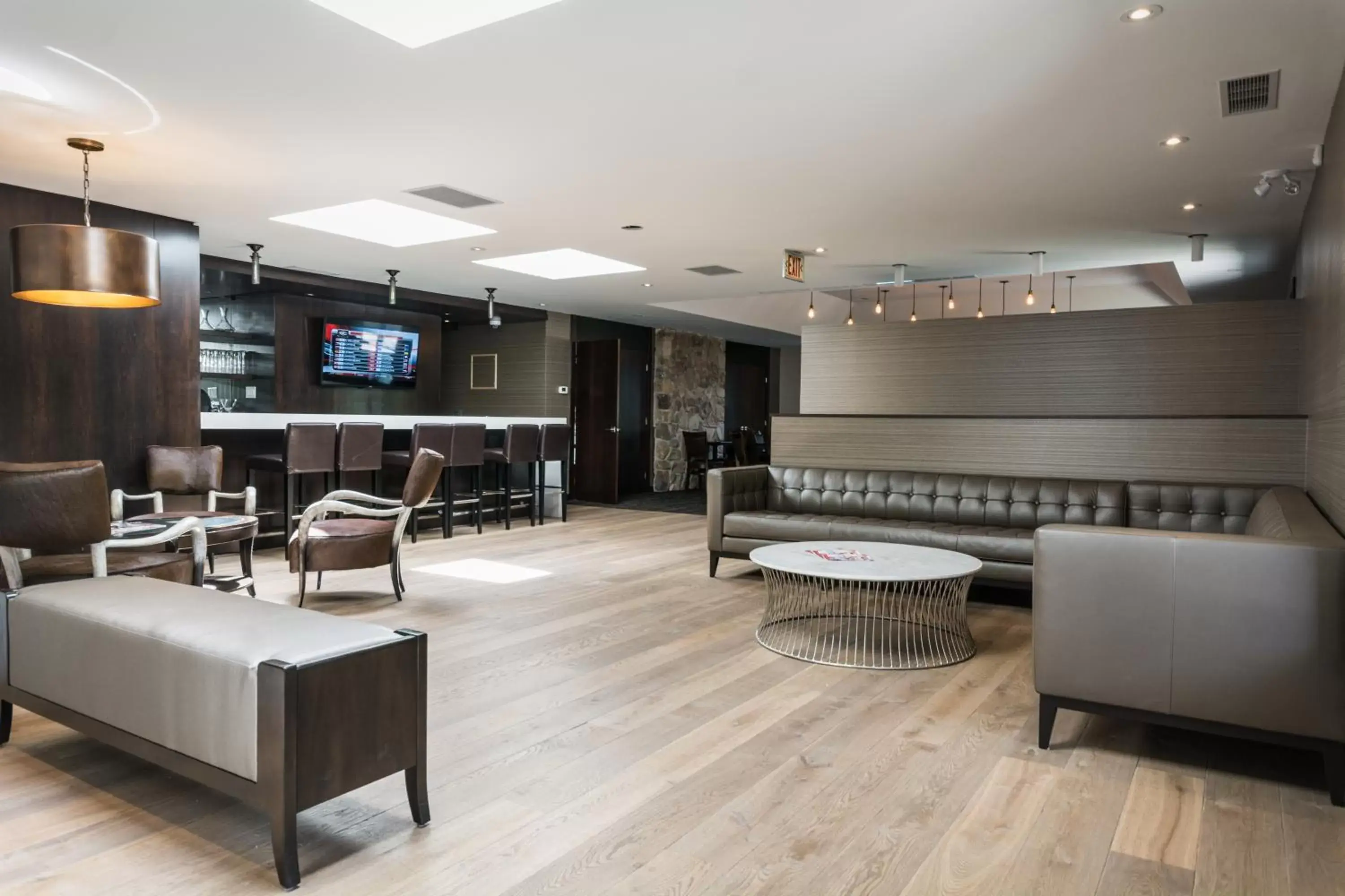 Lounge or bar, Lobby/Reception in Ramada by Wyndham Ottawa On The Rideau