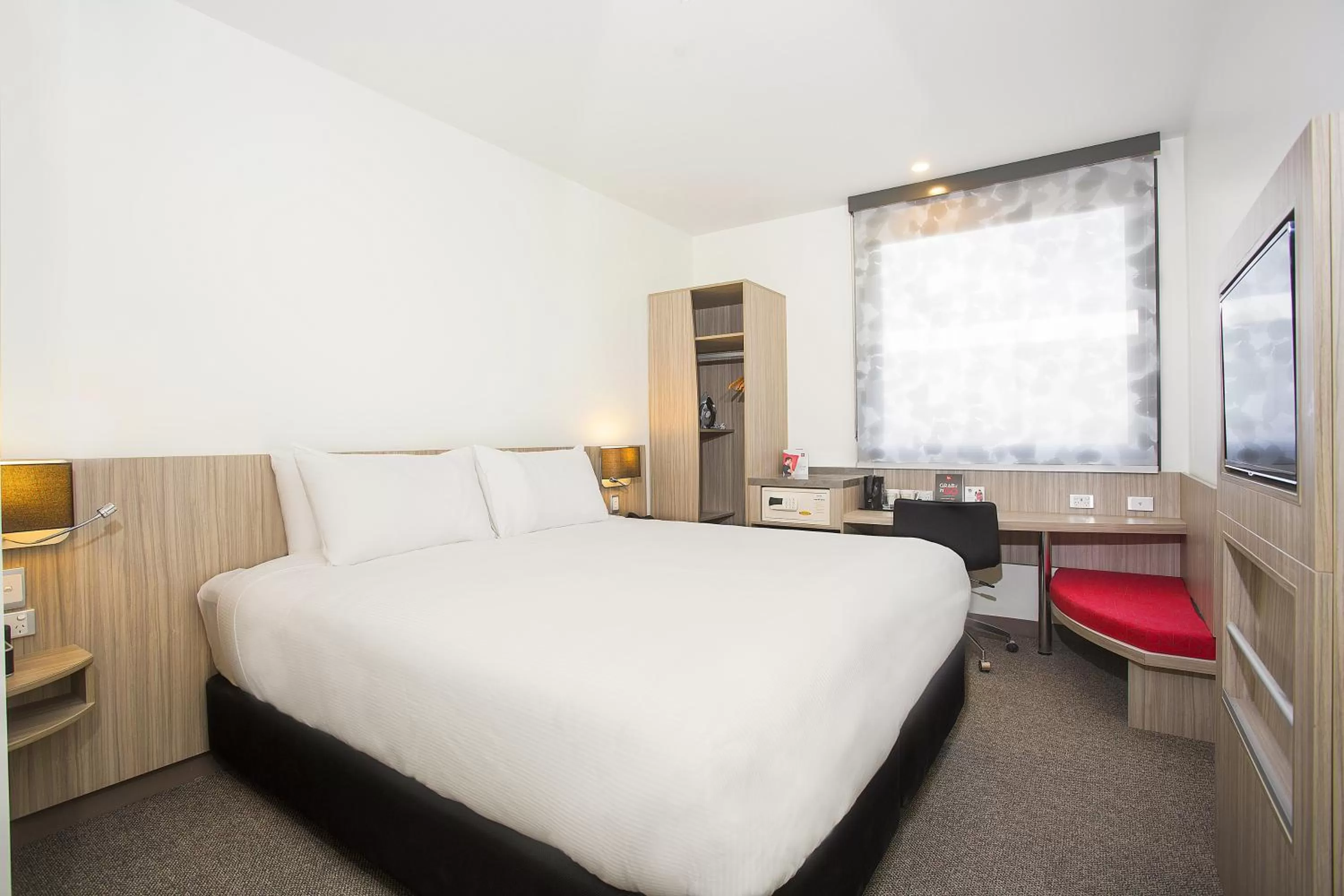 Photo of the whole room, Bed in Ibis Mackay