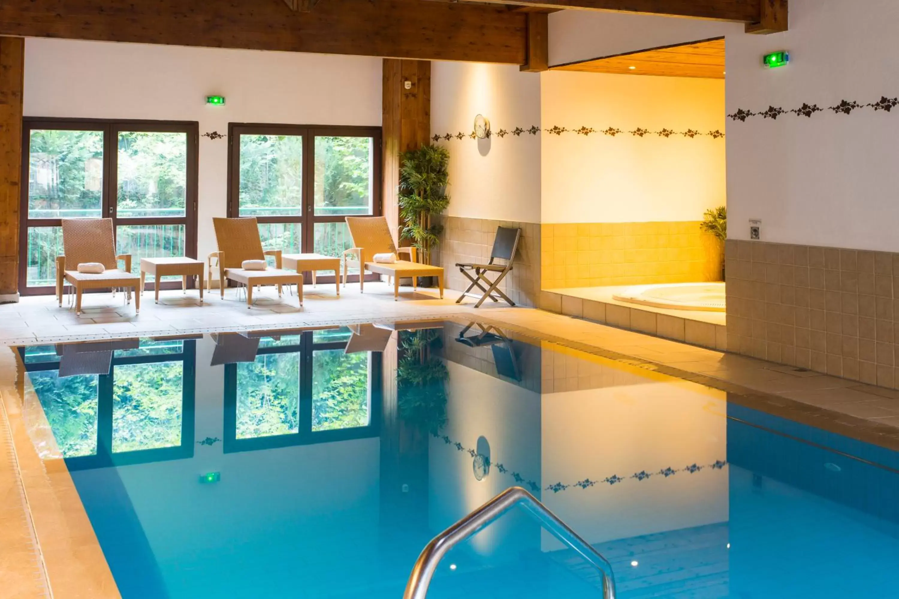 Hot Tub, Swimming Pool in Le Domaine de Rouffach