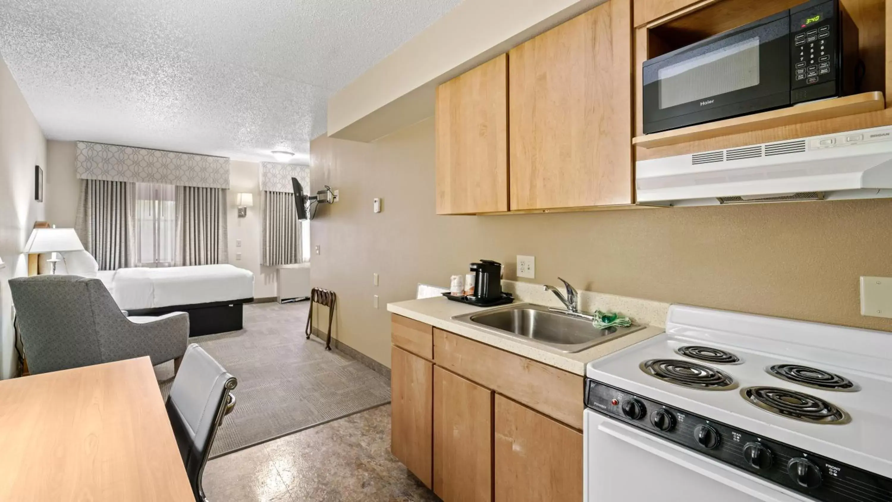 VIP, Kitchen/Kitchenette in Clarion Hotel & Suites Fairbanks near Ft. Wainwright