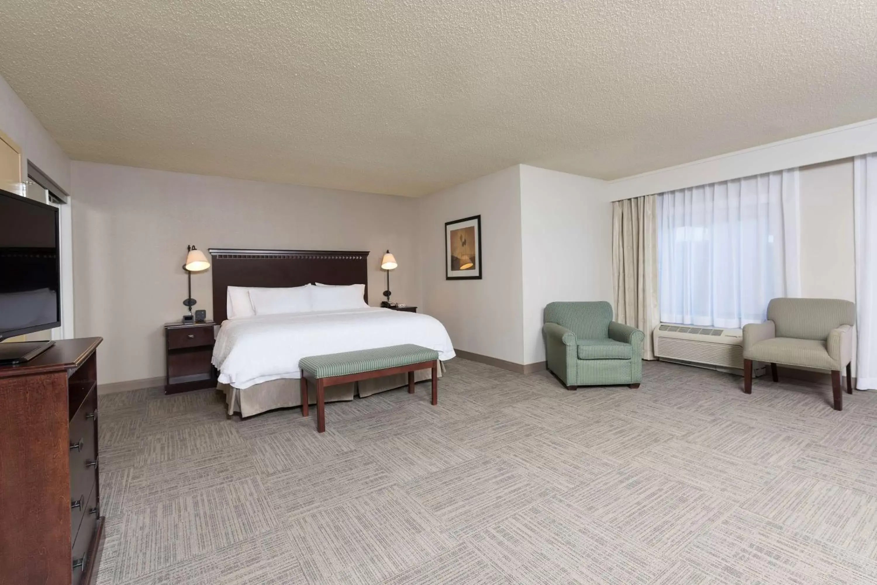 Bed in Hampton Inn & Suites Hartford-Manchester
