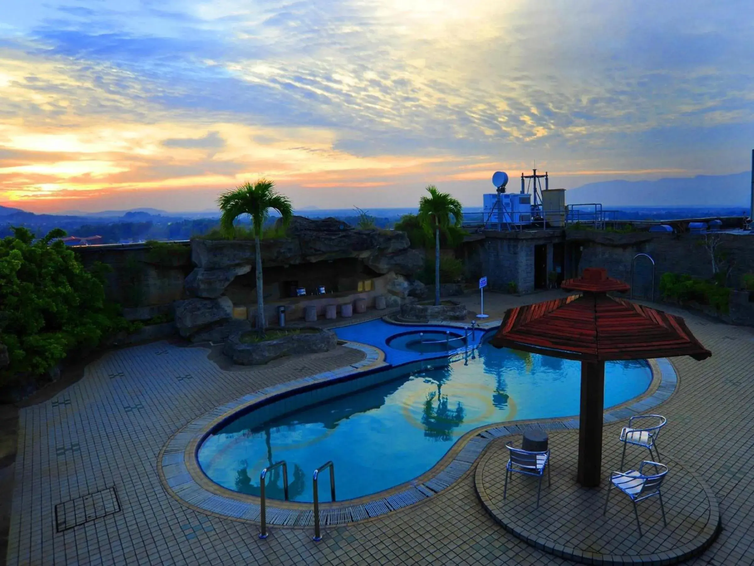 Swimming Pool in Emerald Puteri Hotel