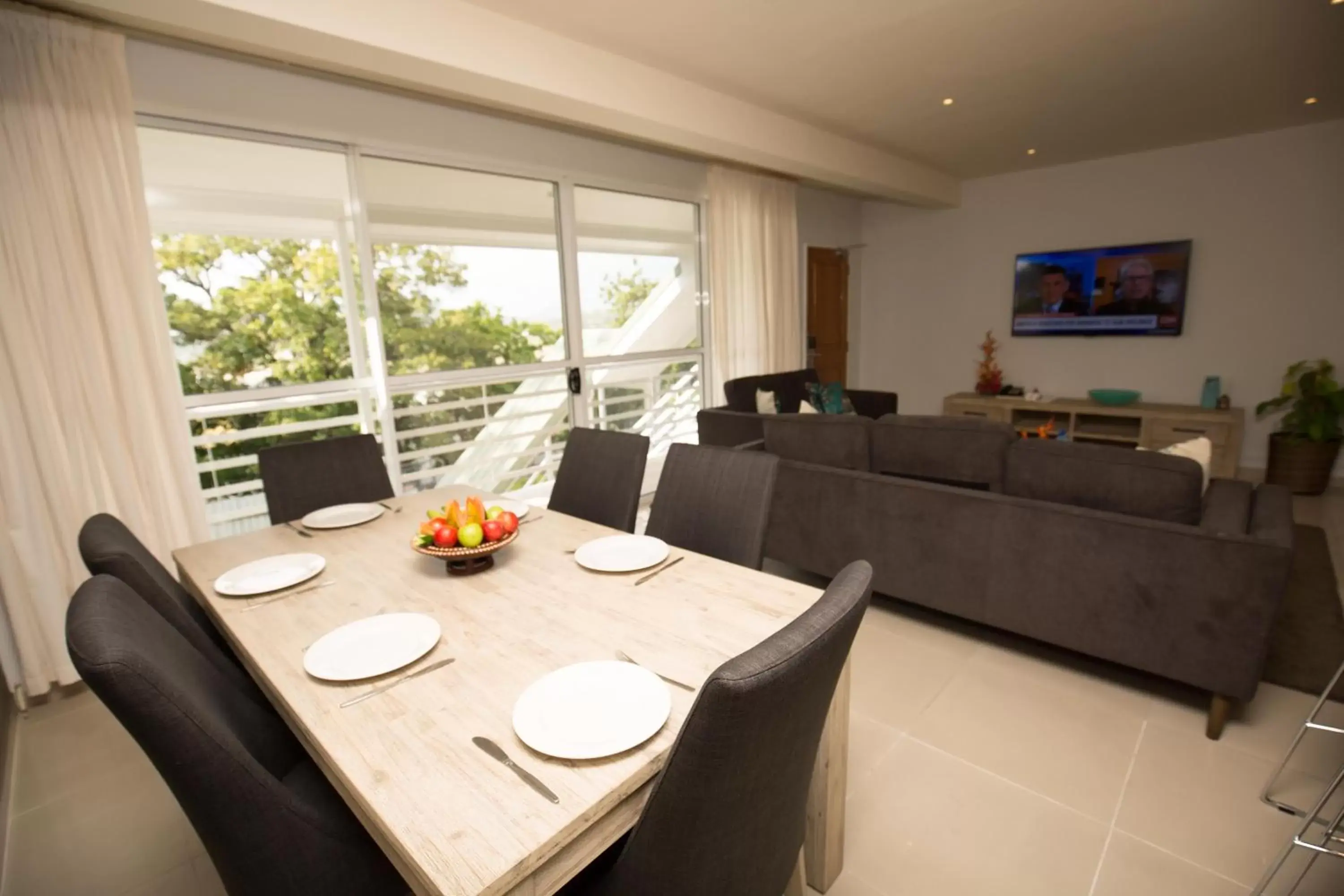 Living room, Dining Area in Gateway Hotel