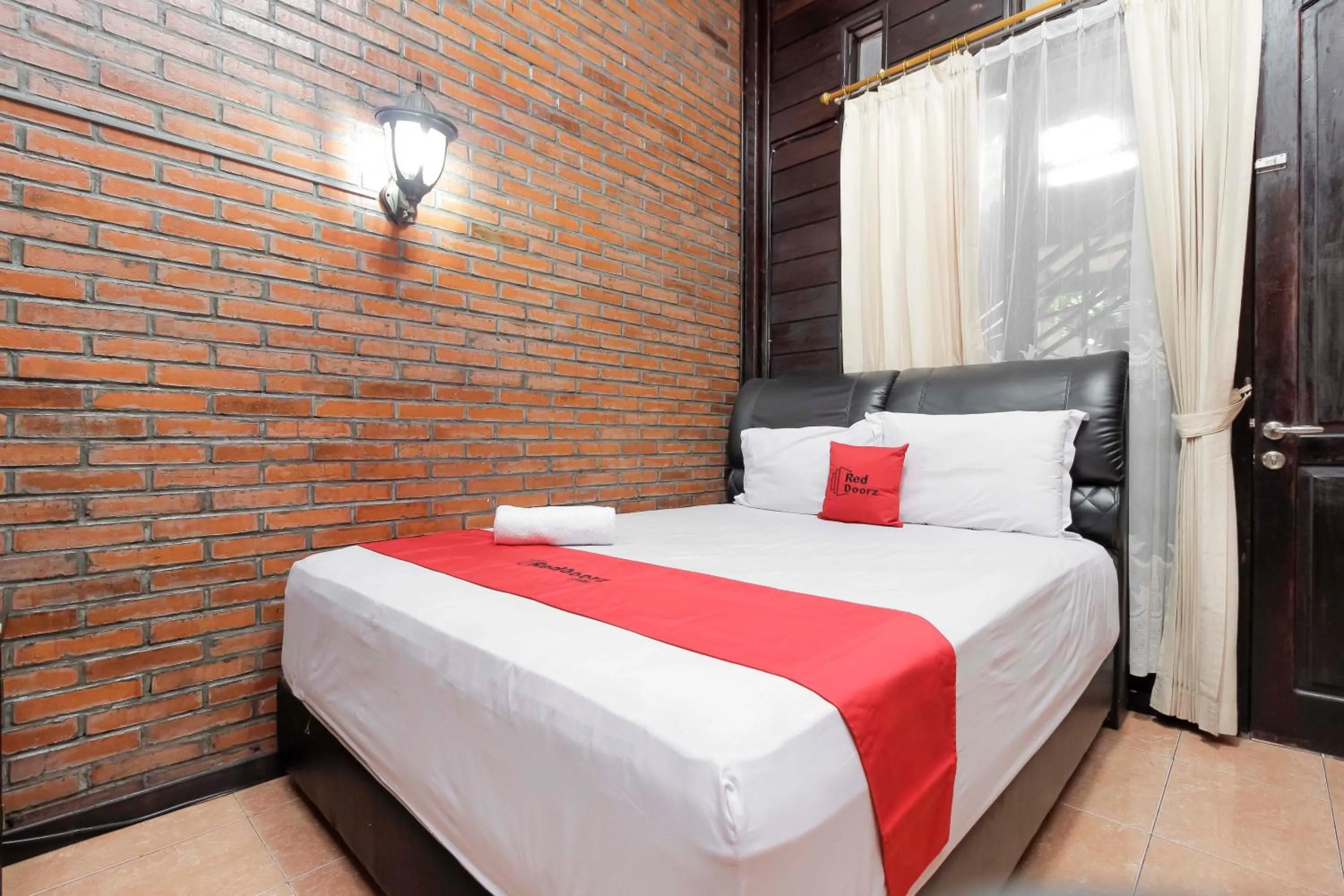 Bedroom, Bed in RedDoorz @ Cilandak Timur