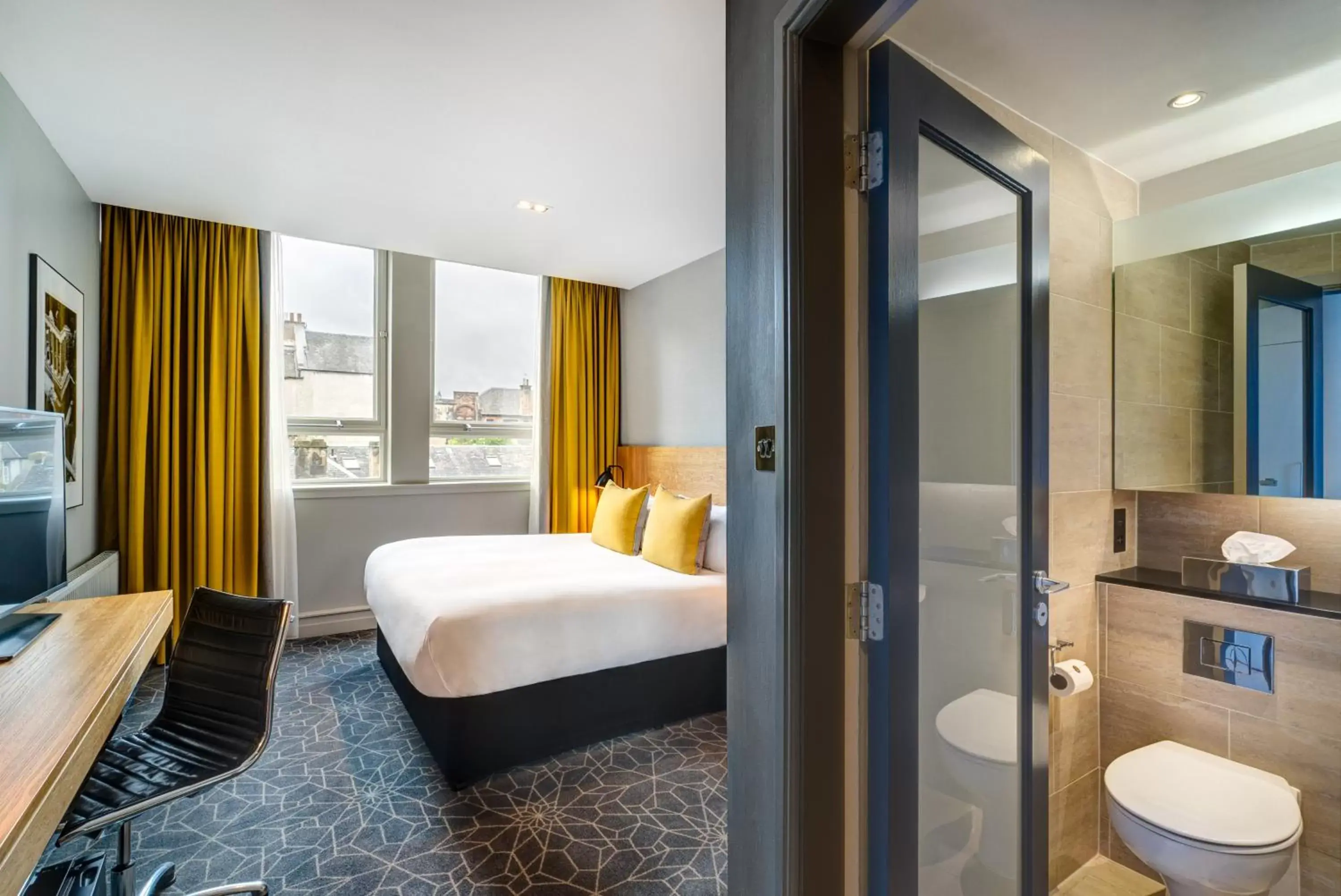 Bed, Bathroom in Apex Grassmarket Hotel