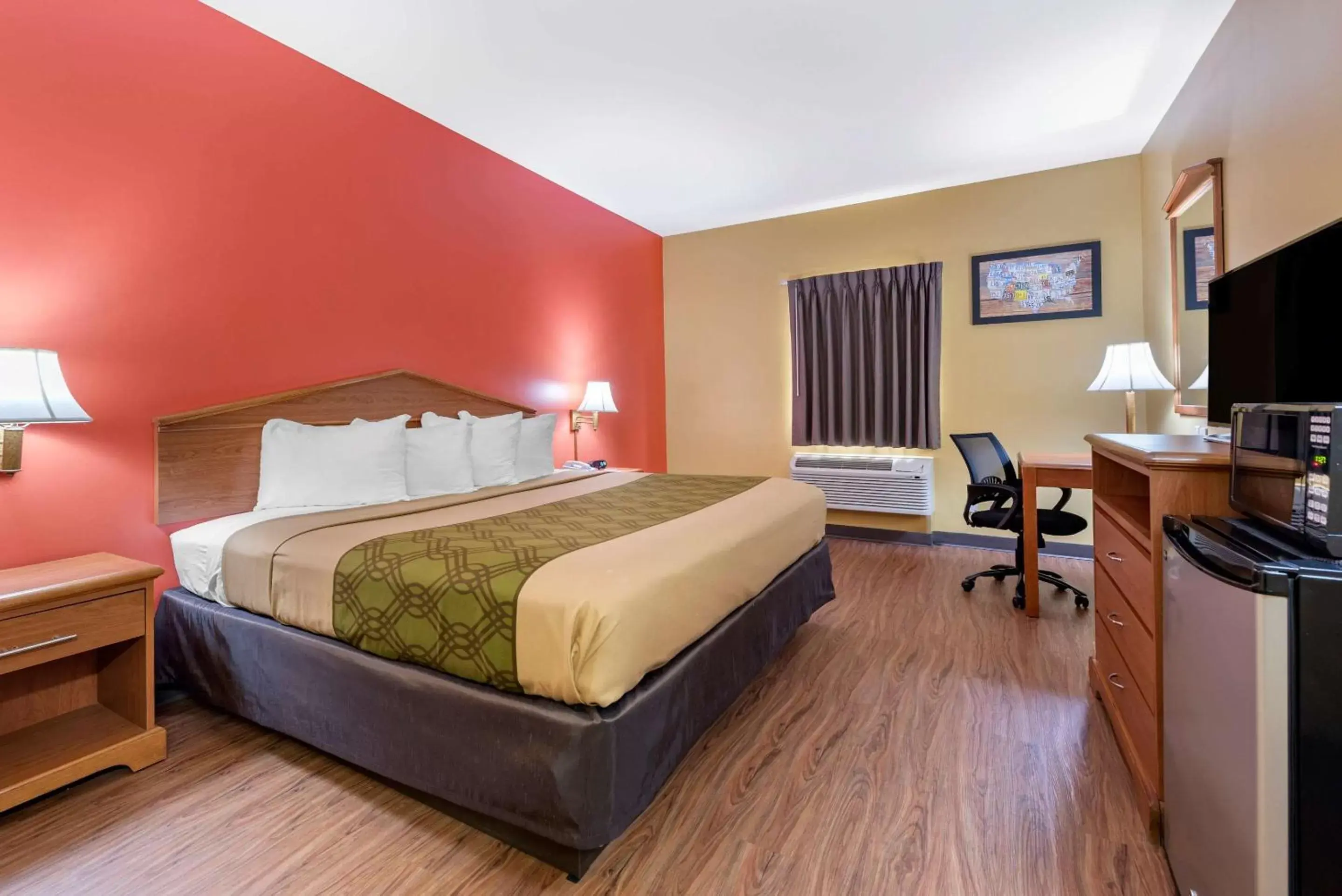 Photo of the whole room, Bed in Econo Lodge Airport Louisville