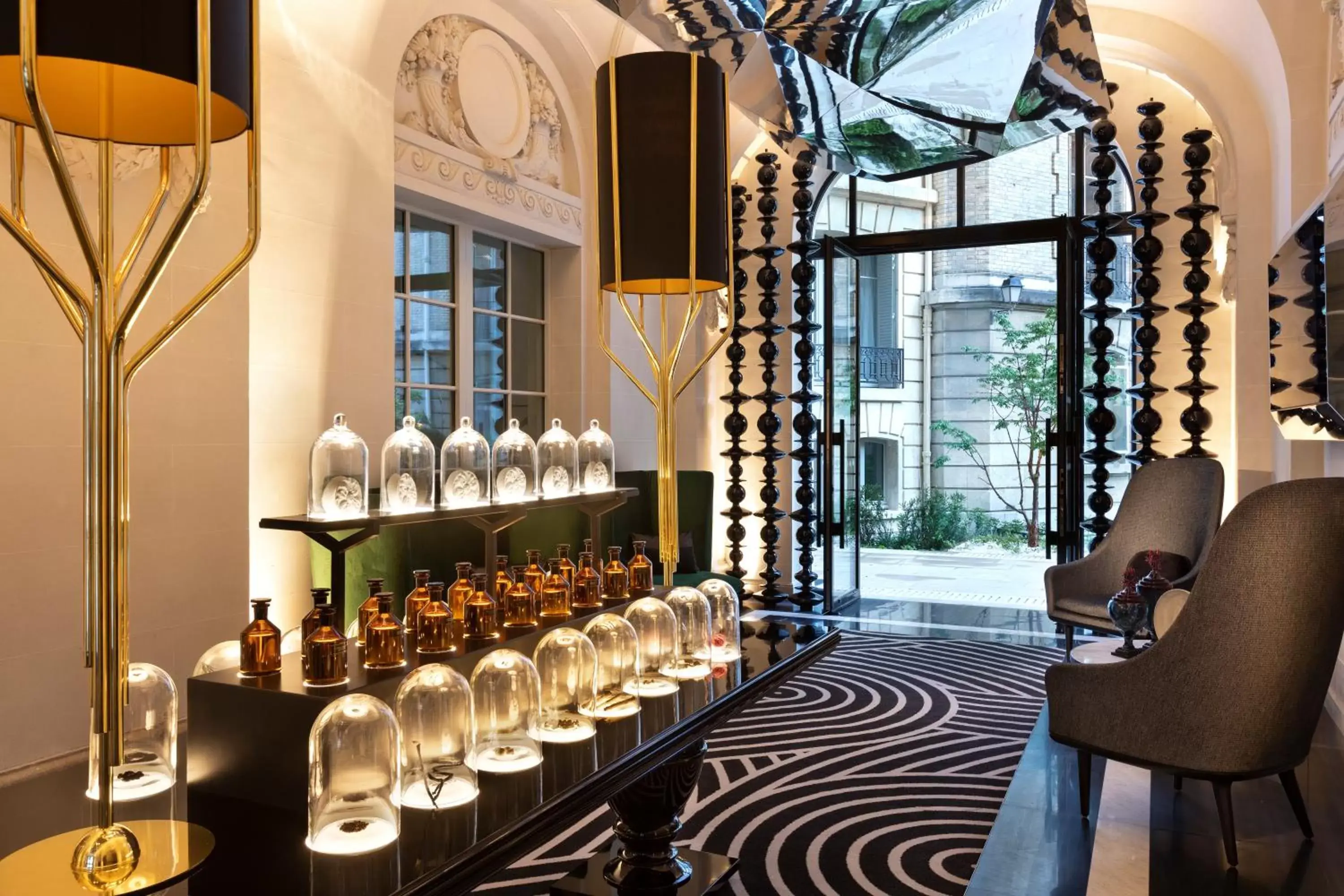 Lounge or bar in La Clef Champs-Élysées Paris by The Crest Collection