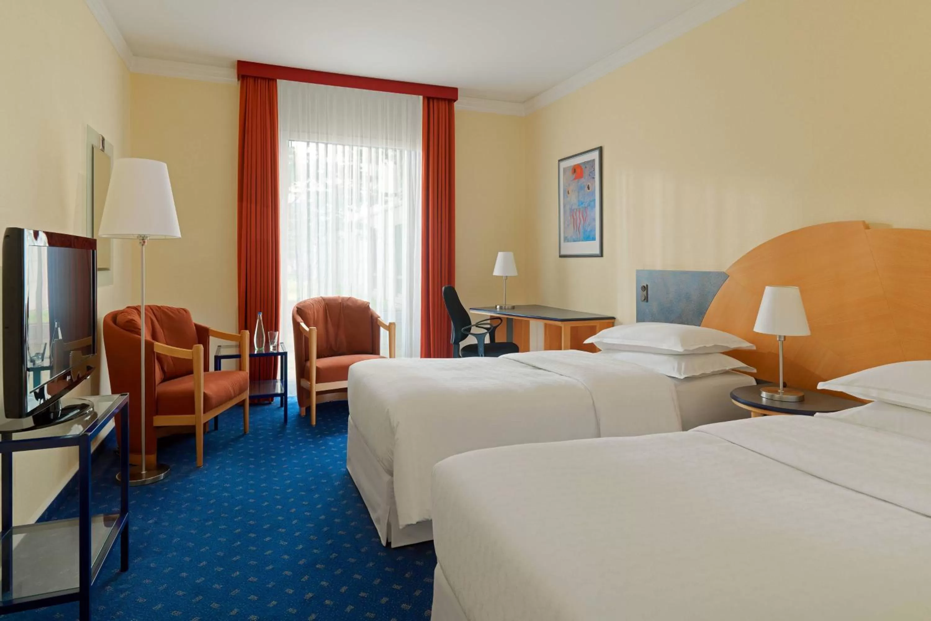 Photo of the whole room, Bed in Sheraton Offenbach Hotel