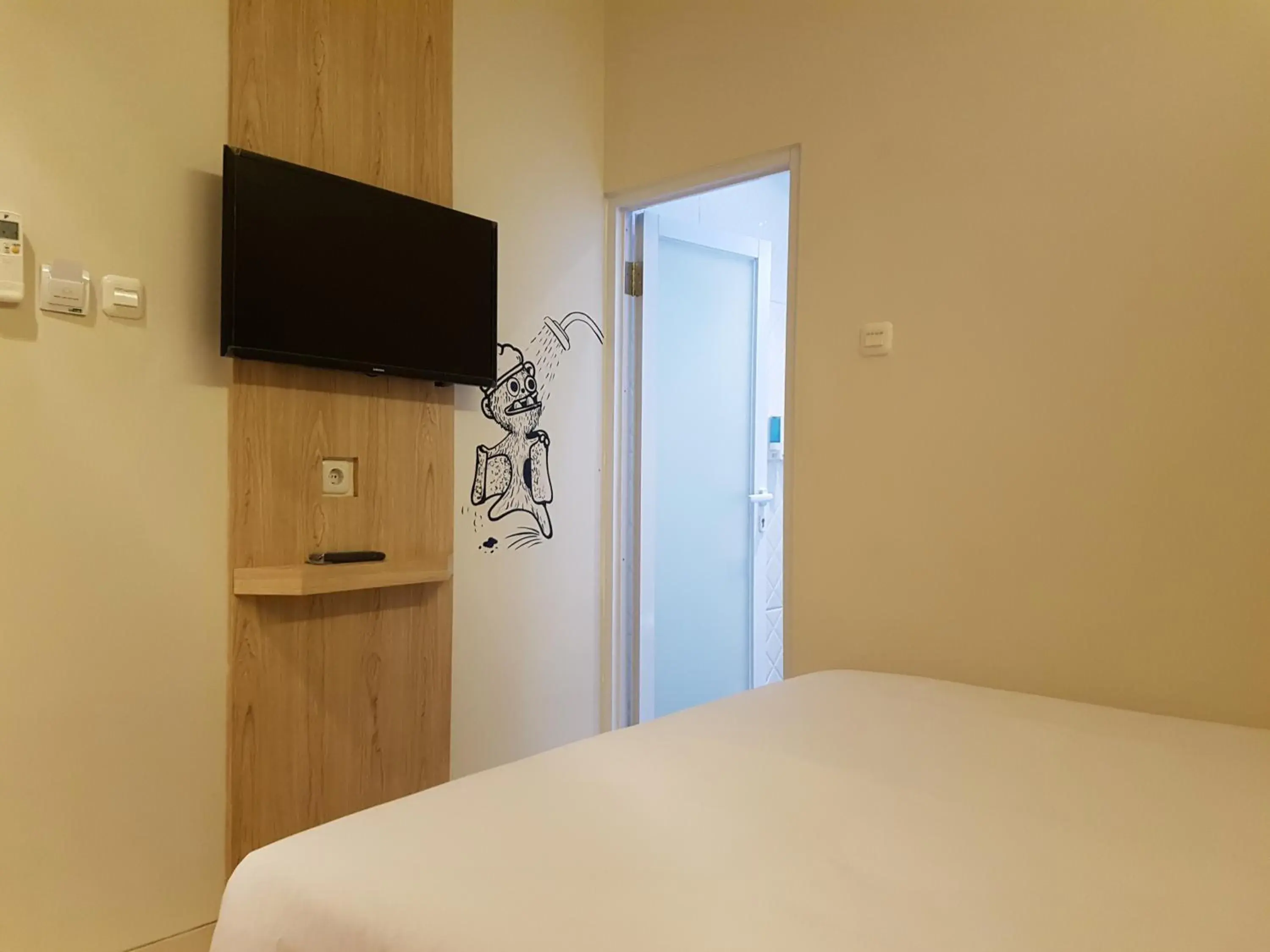 Bedroom, TV/Entertainment Center in Bold Hotel Jakarta