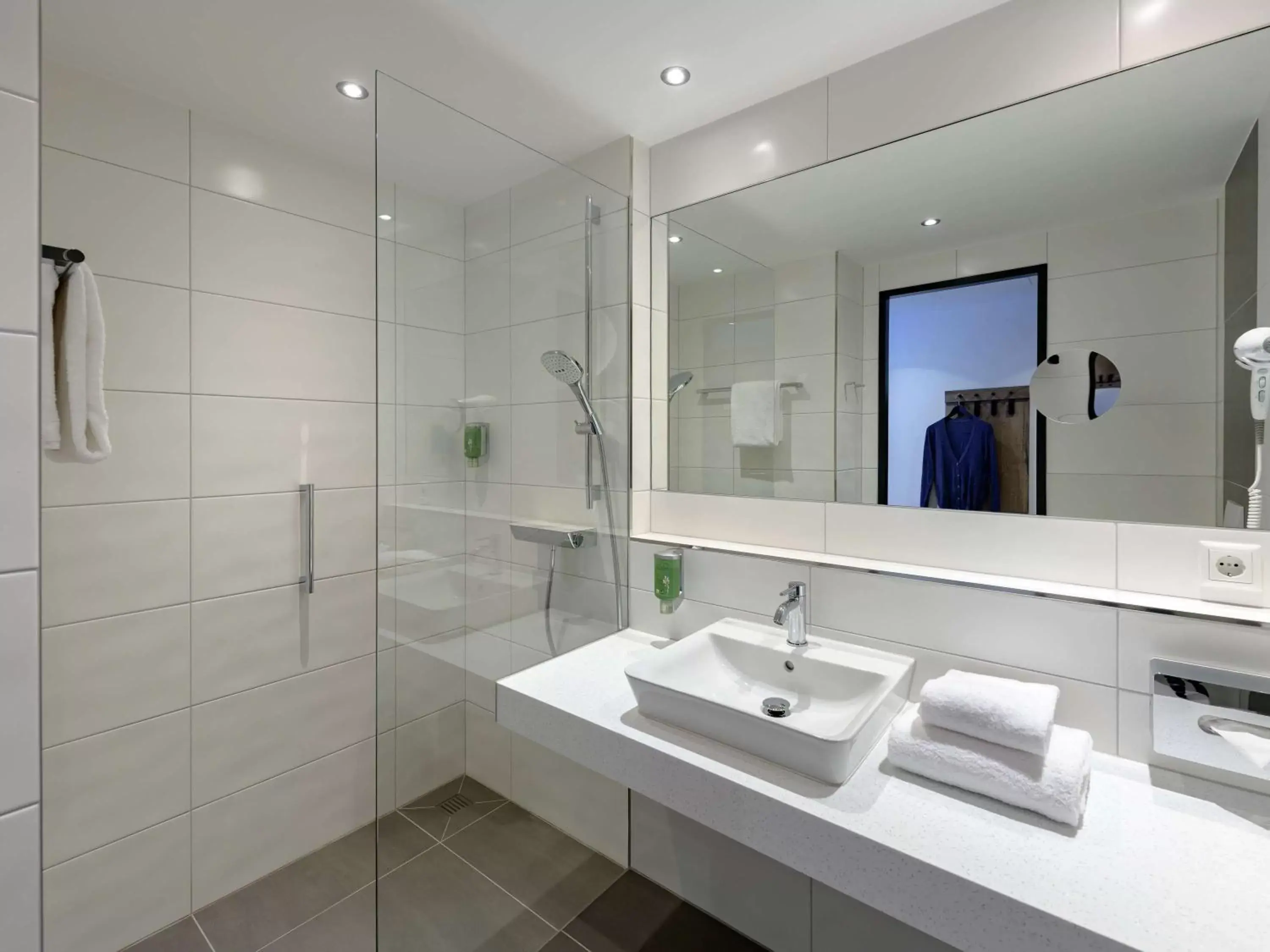 Bathroom in ibis Styles Coburg