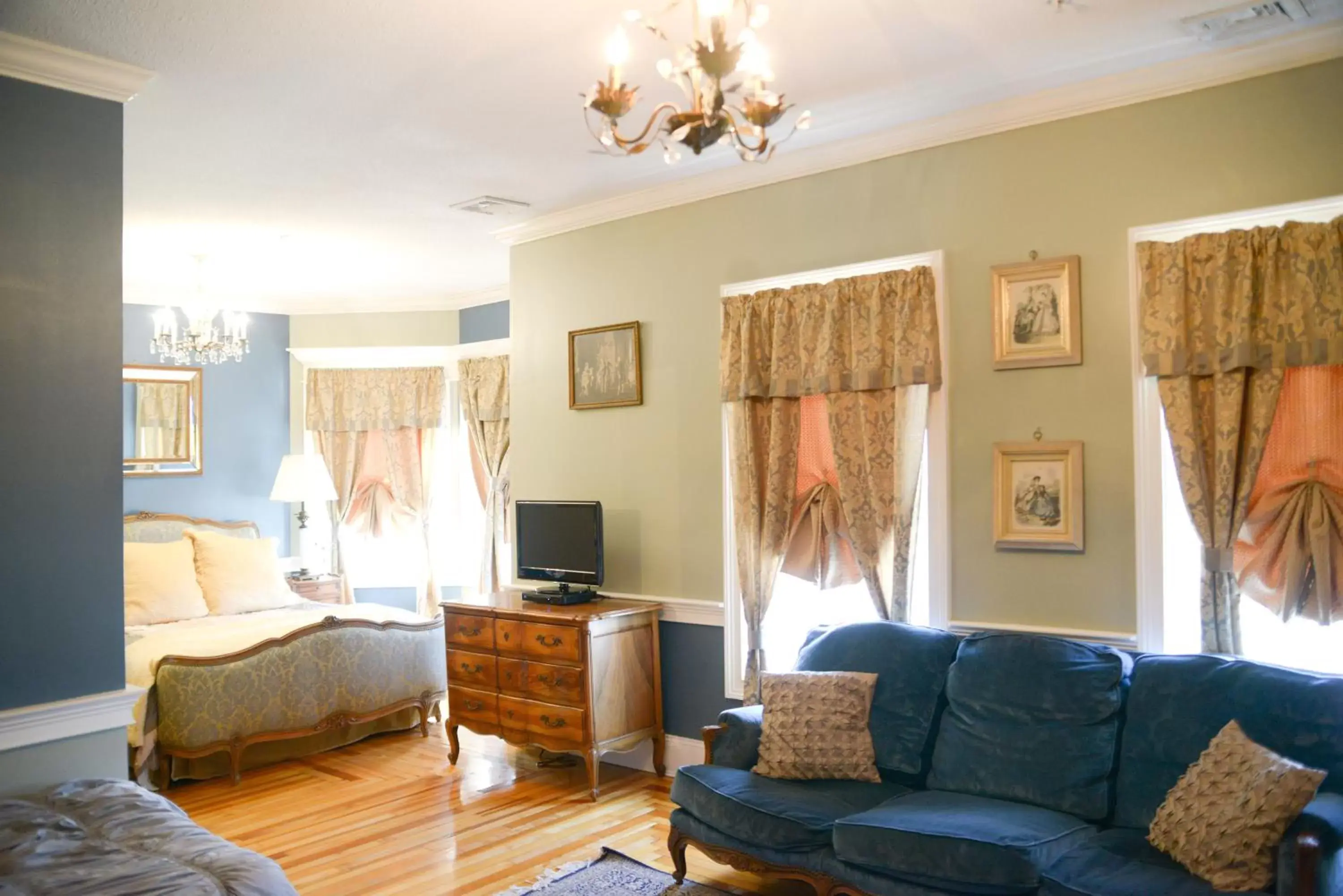 Bedroom, Seating Area in Naomi's Inn Bed & Breakfast