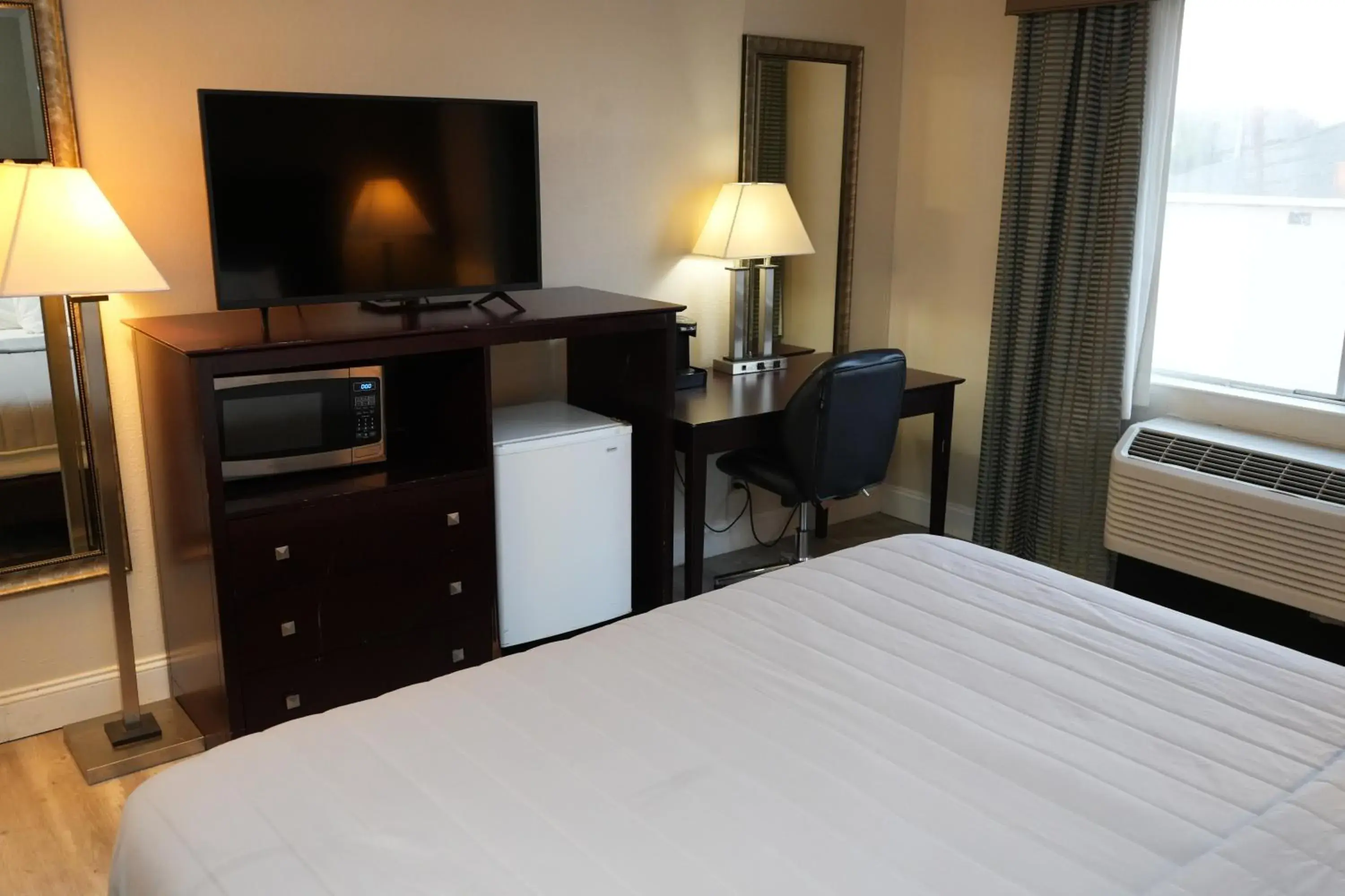 Bed, TV/Entertainment Center in Copley Inn & Suites, Copley - Akron