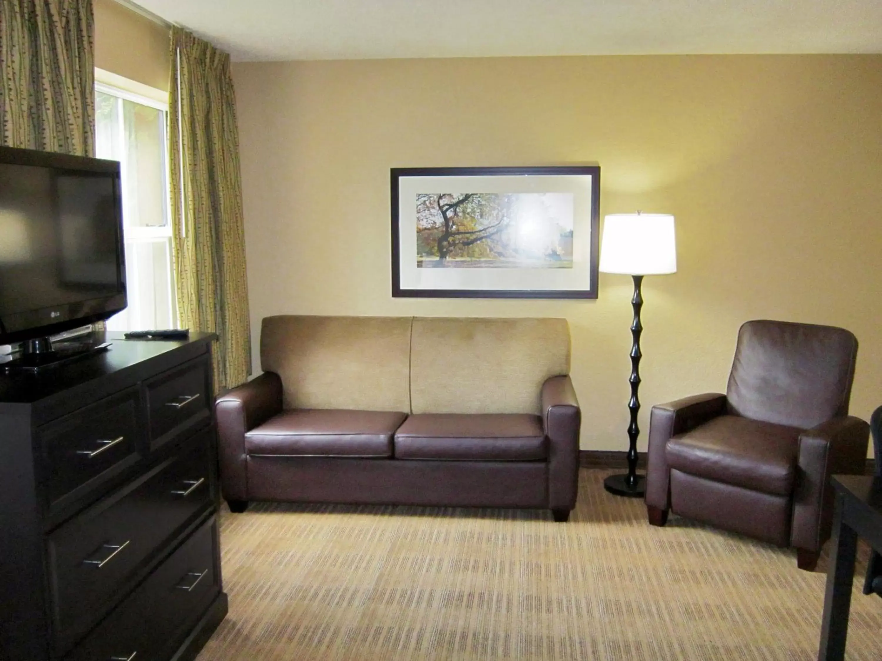 Living room, Seating Area in Extended Stay America Suites - Washington, D.C. - Gaithersburg - South