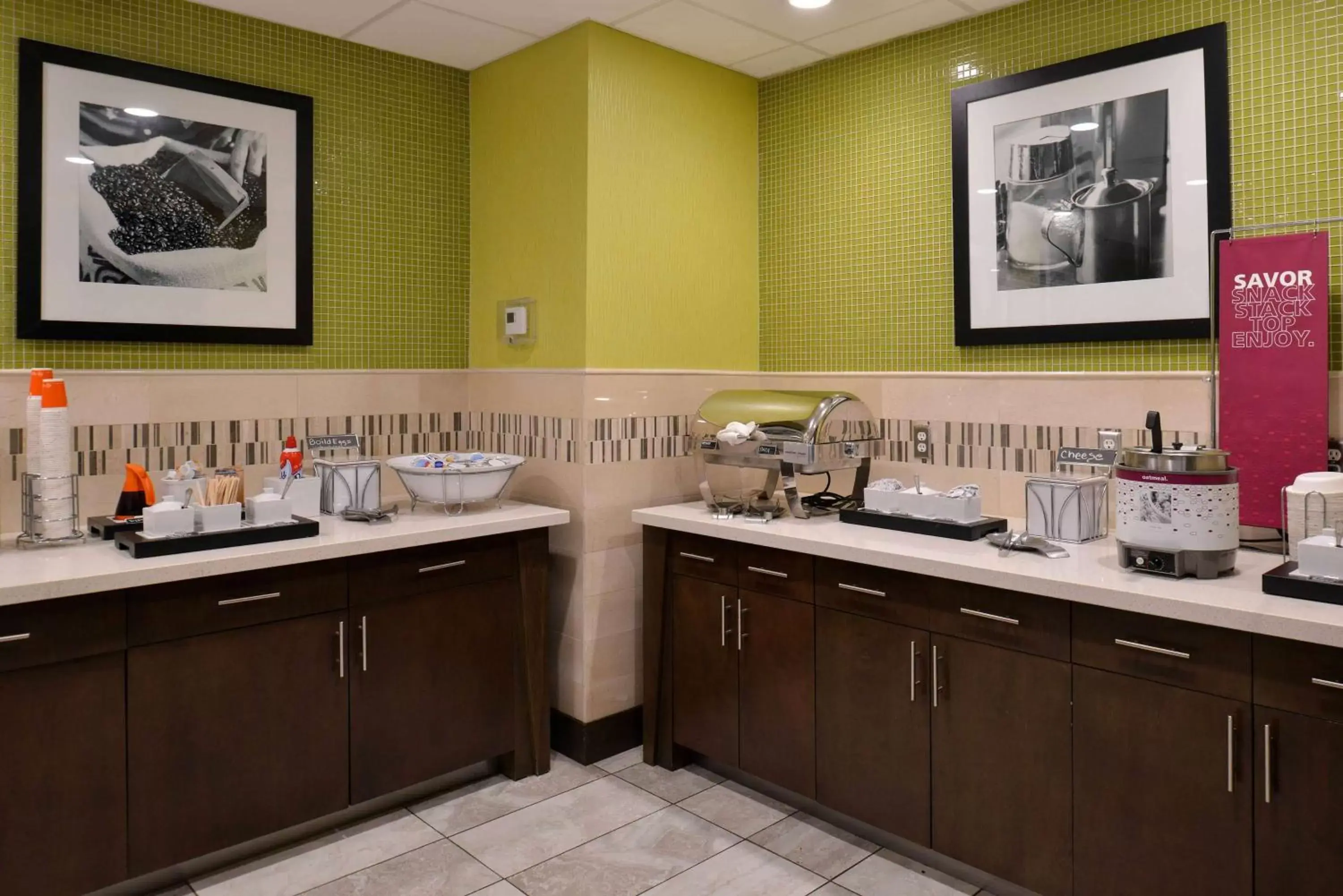 Dining area, Kitchen/Kitchenette in Hampton Inn & Suites Dallas Market Center