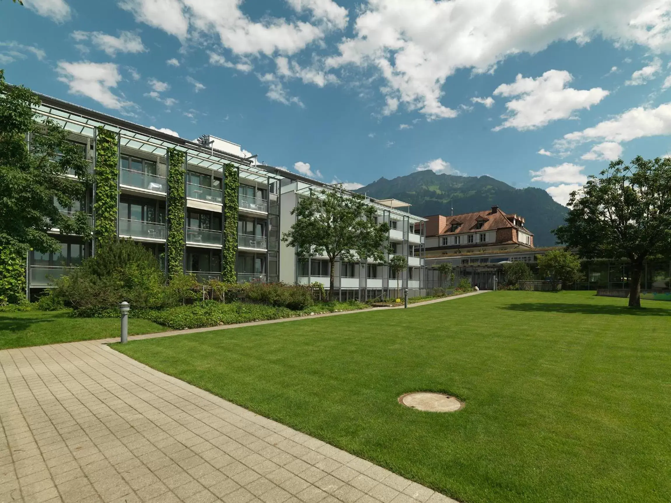 Facade/entrance, Property Building in Hotel Artos Interlaken