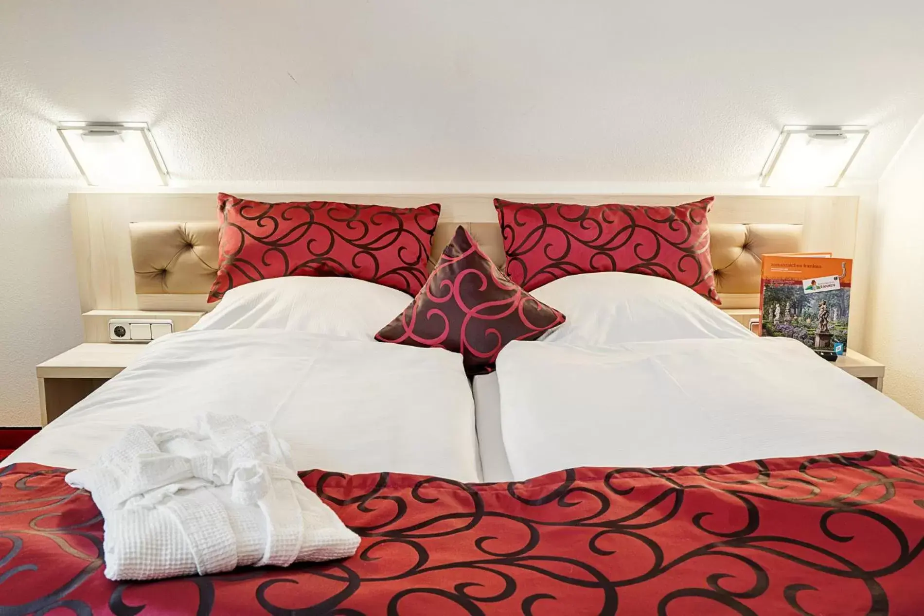 Bed in Hotel Rappen Rothenburg ob der Tauber