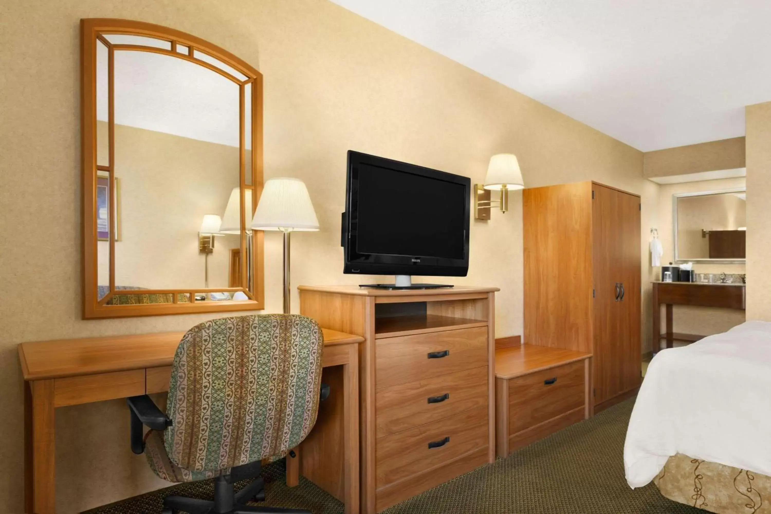 Photo of the whole room, TV/Entertainment Center in Howard Johnson by Wyndham Greensboro Near the Coliseum