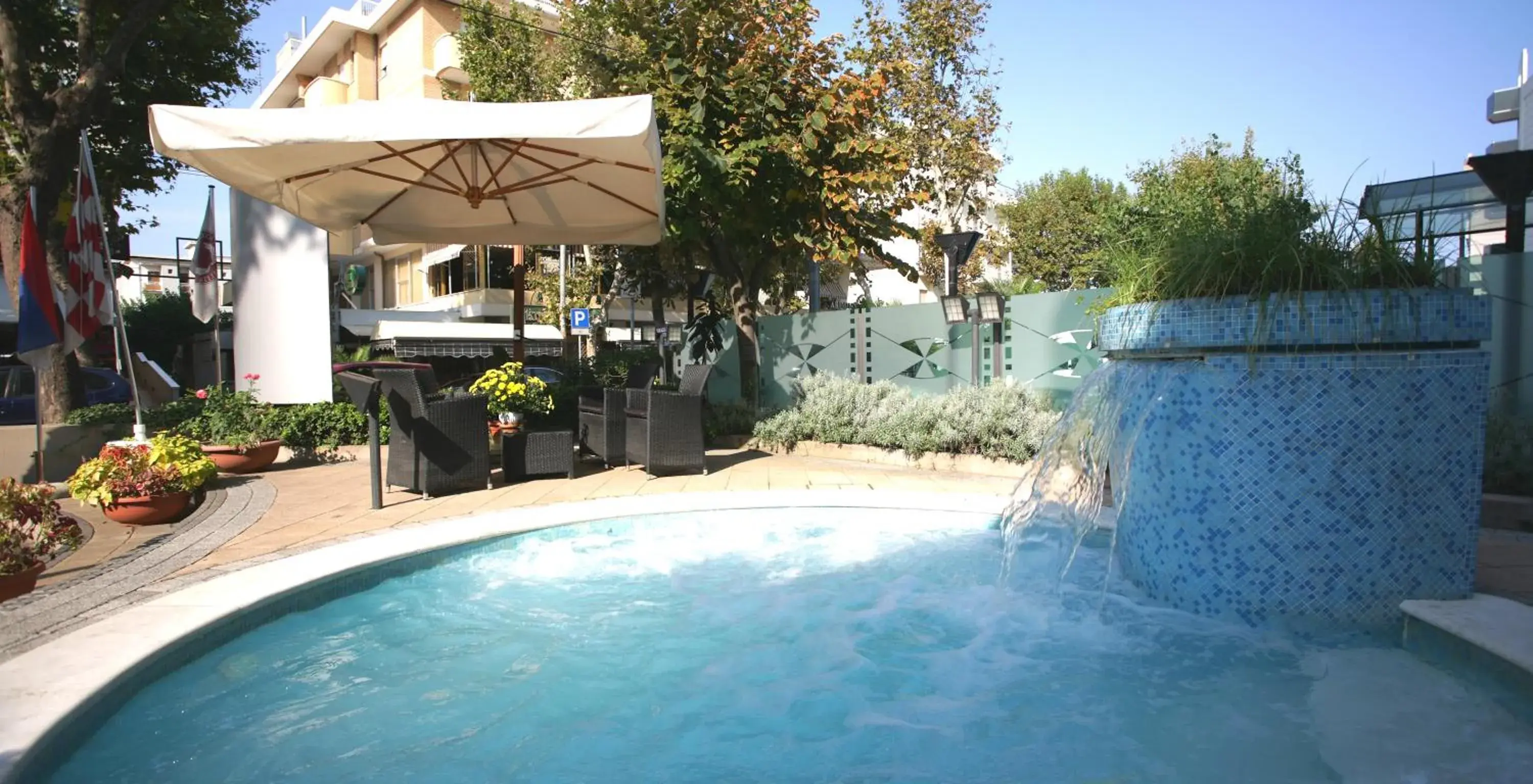 Facade/entrance, Swimming Pool in Hotel Derby