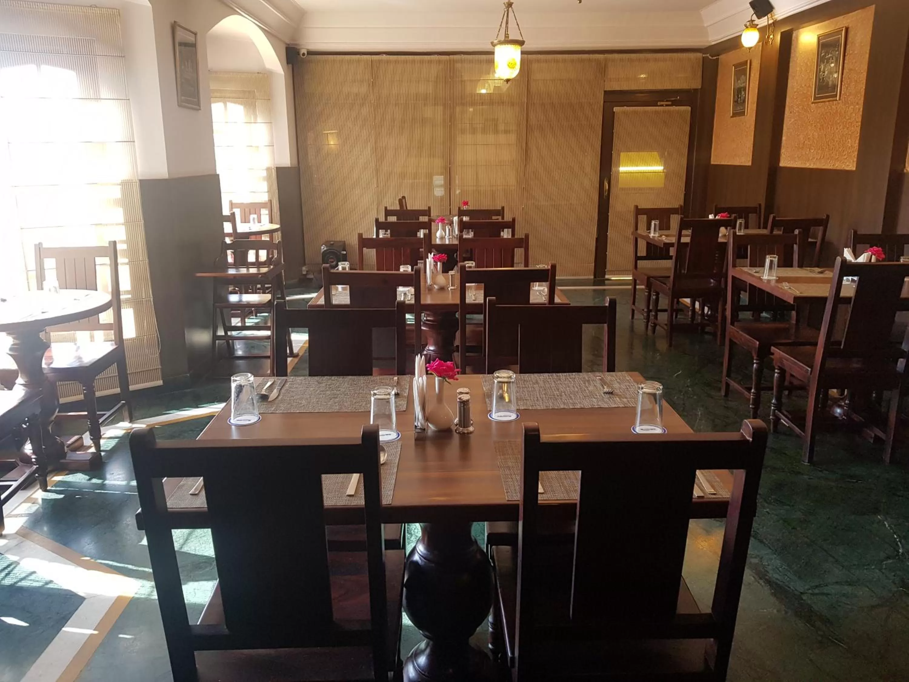 Restaurant/places to eat in Hotel Silverine