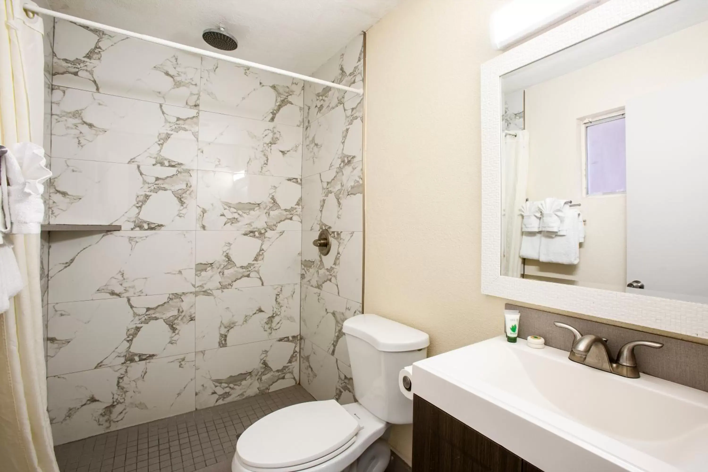 Shower, Bathroom in Hotel Aspen Flagstaff/ Grand Canyon InnSuites