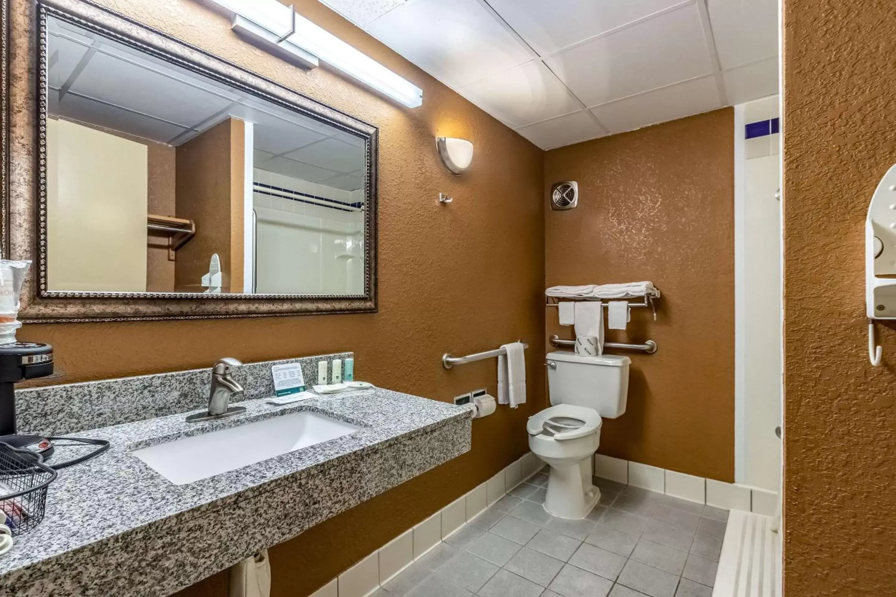 Bedroom, Bathroom in Quality Inn Newton at I-80