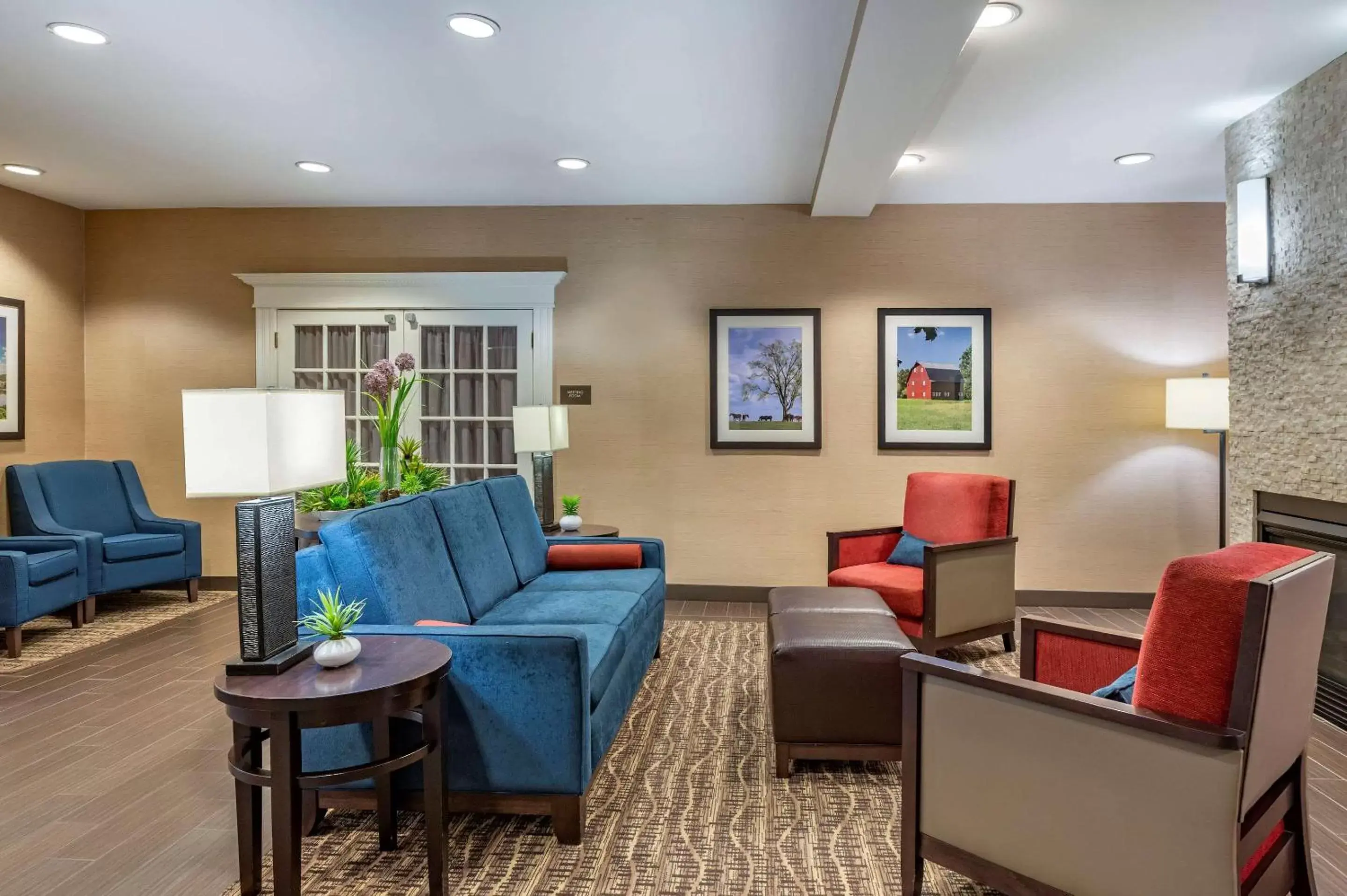 Lobby or reception, Seating Area in Comfort Inn & Suites Northern Kentucky